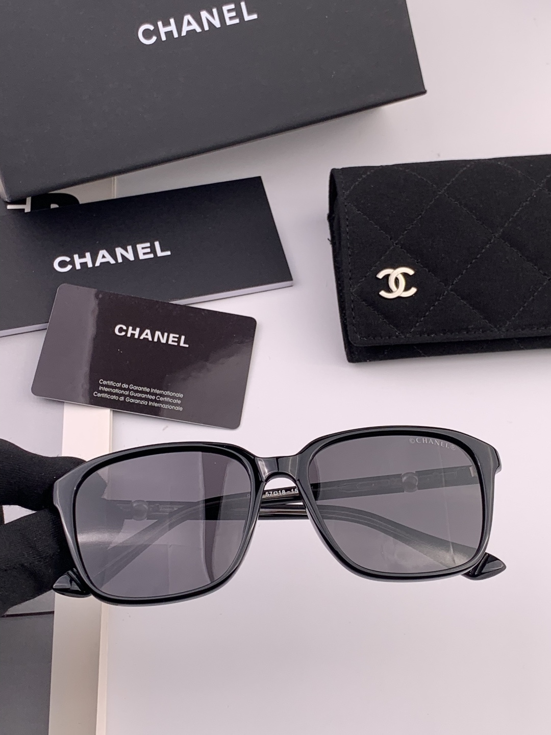 新品CHANEL 香奈儿太阳镜以独特魅力和前卫风格诠释春夏最新眼镜，以方框设计两边经典小香珍珠做点缀，中