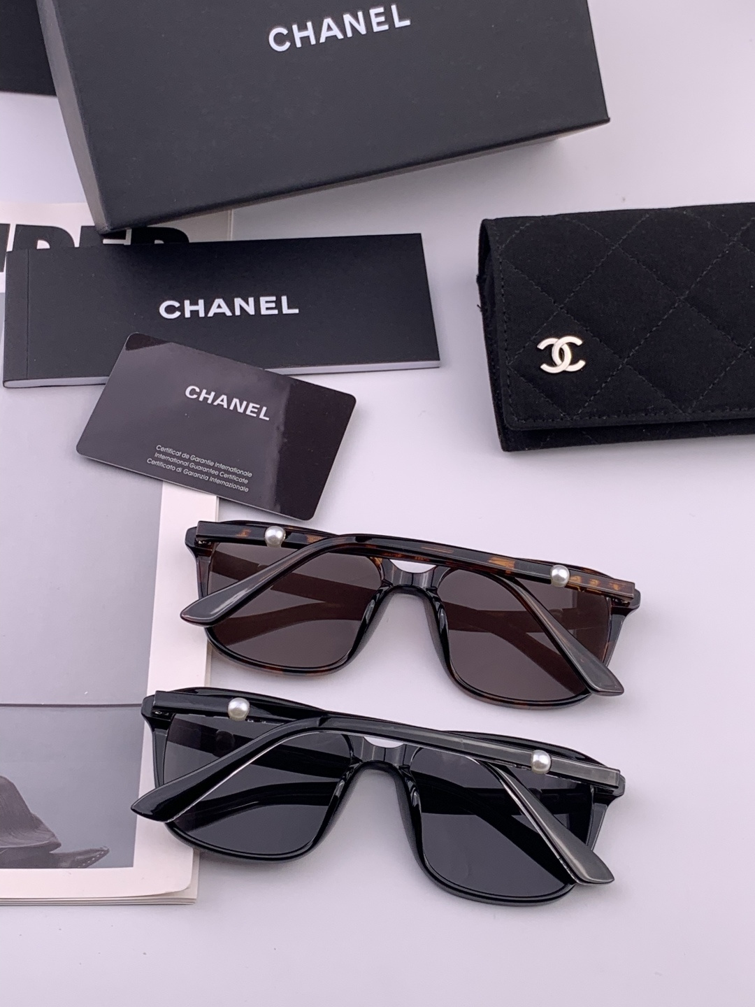 新品CHANEL 香奈儿太阳镜以独特魅力和前卫风格诠释春夏最新眼镜，以方框设计两边经典小香珍珠做点缀，中