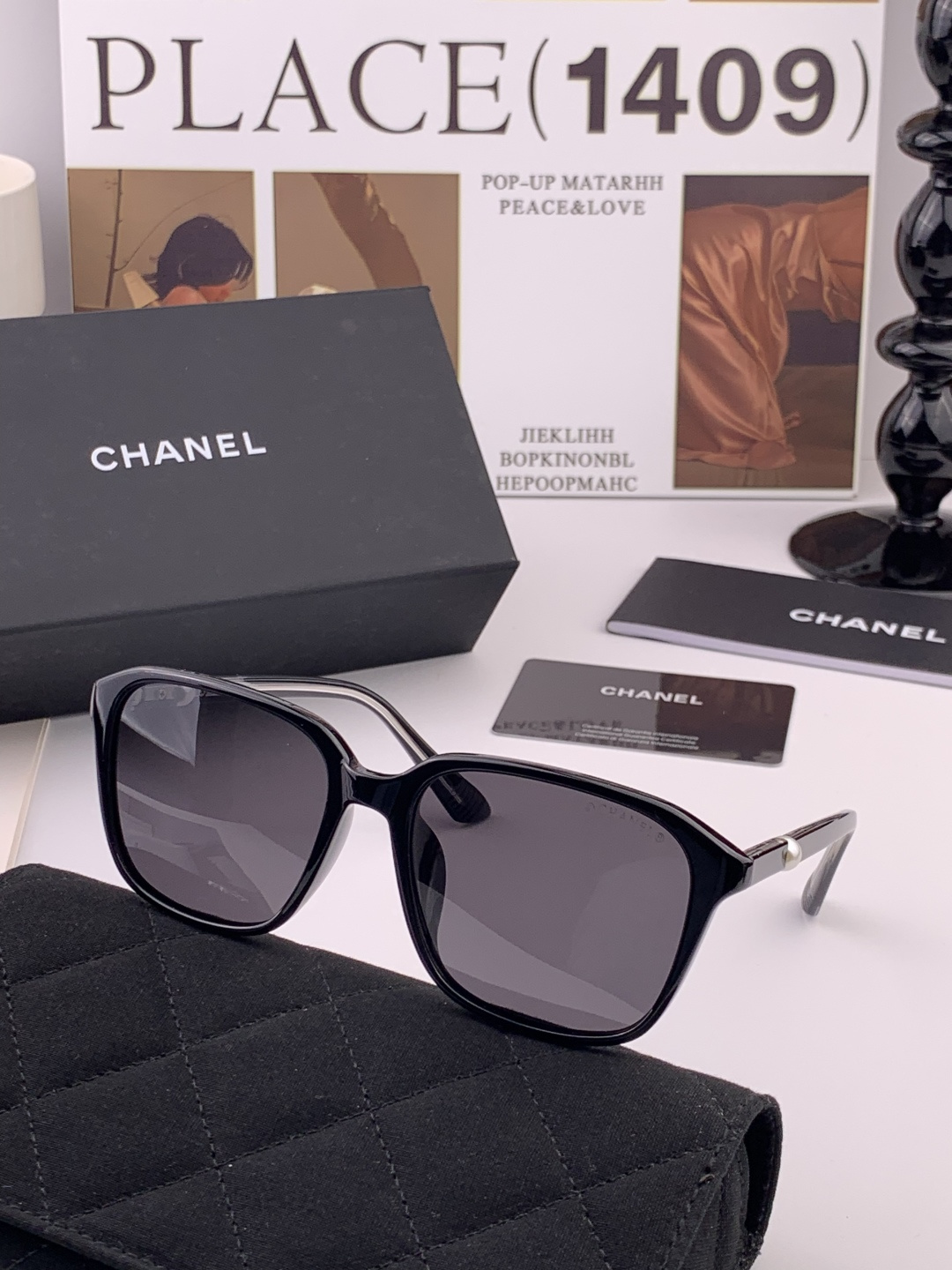 新品CHANEL 香奈儿太阳镜以独特魅力和前卫风格诠释春夏最新眼镜，以方框设计两边经典小香珍珠做点缀，中