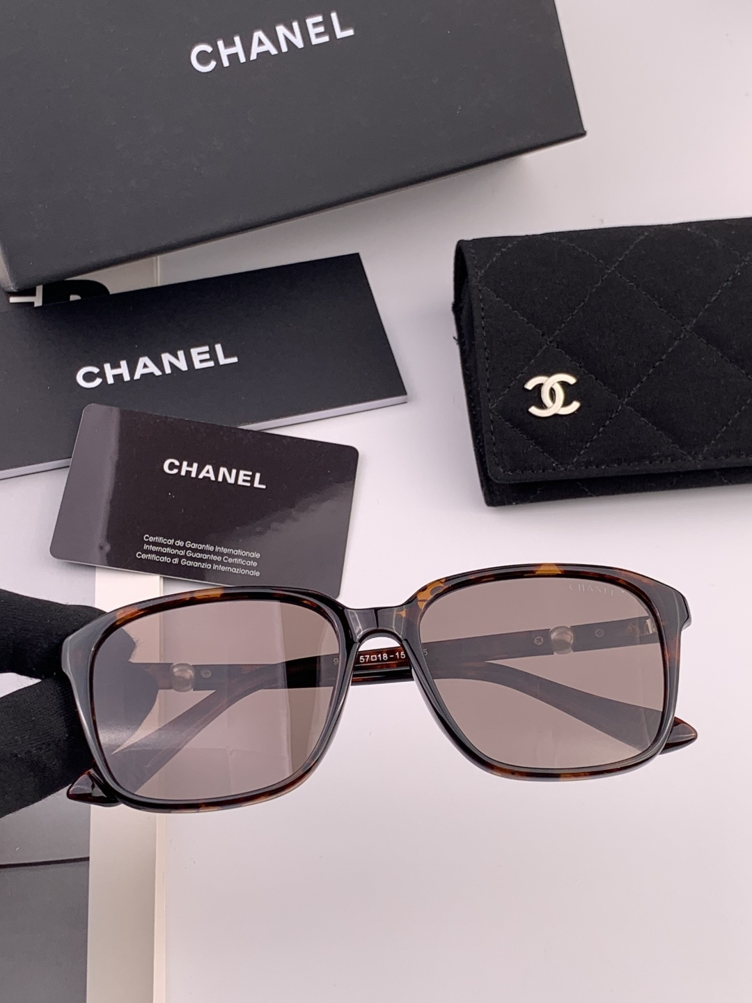 新品CHANEL 香奈儿太阳镜以独特魅力和前卫风格诠释春夏最新眼镜，以方框设计两边经典小香珍珠做点缀，中