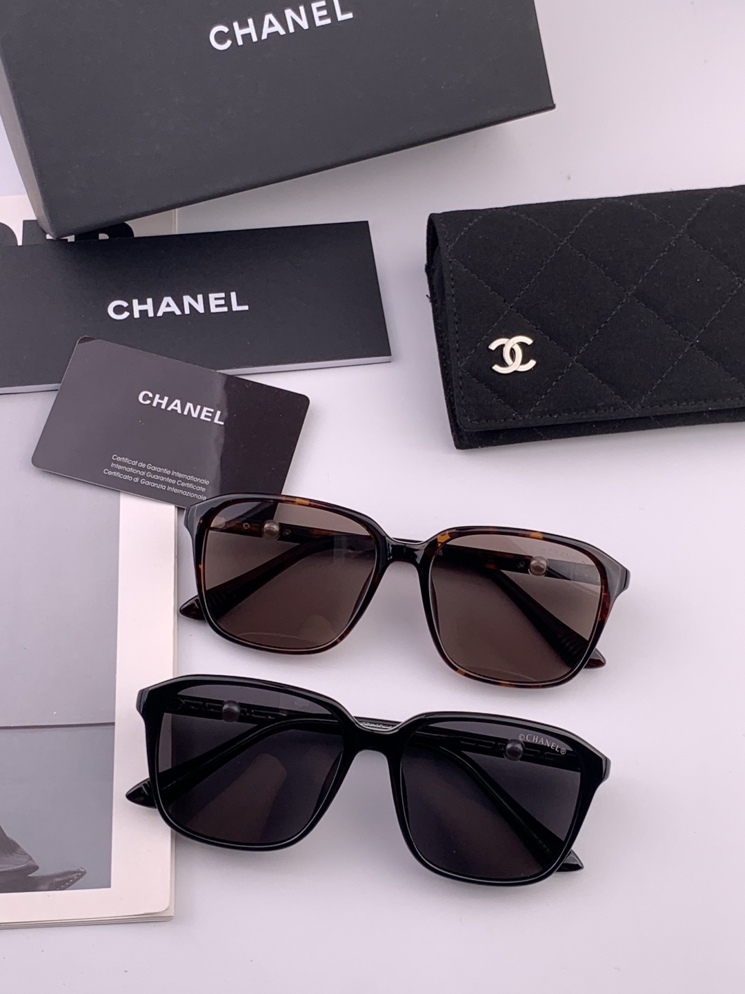 新品CHANEL 香奈儿太阳镜以独特魅力和前卫风格诠释春夏最新眼镜，以方框设计两边经典小香珍珠做点缀，中