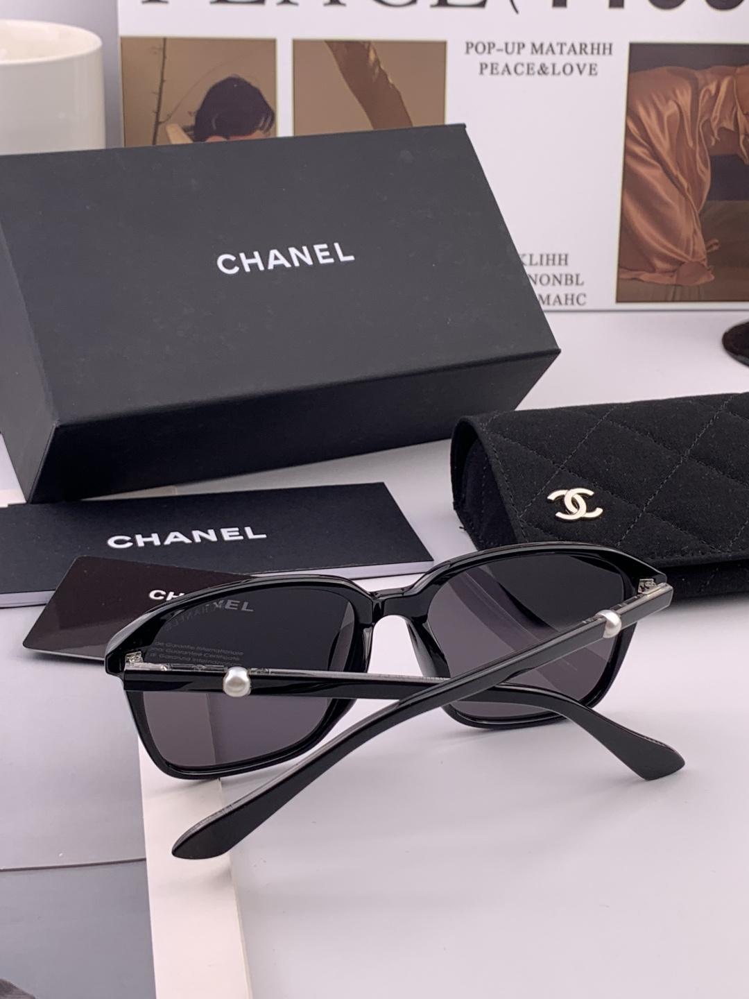 新品CHANEL 香奈儿太阳镜以独特魅力和前卫风格诠释春夏最新眼镜，以方框设计两边经典小香珍珠做点缀，中