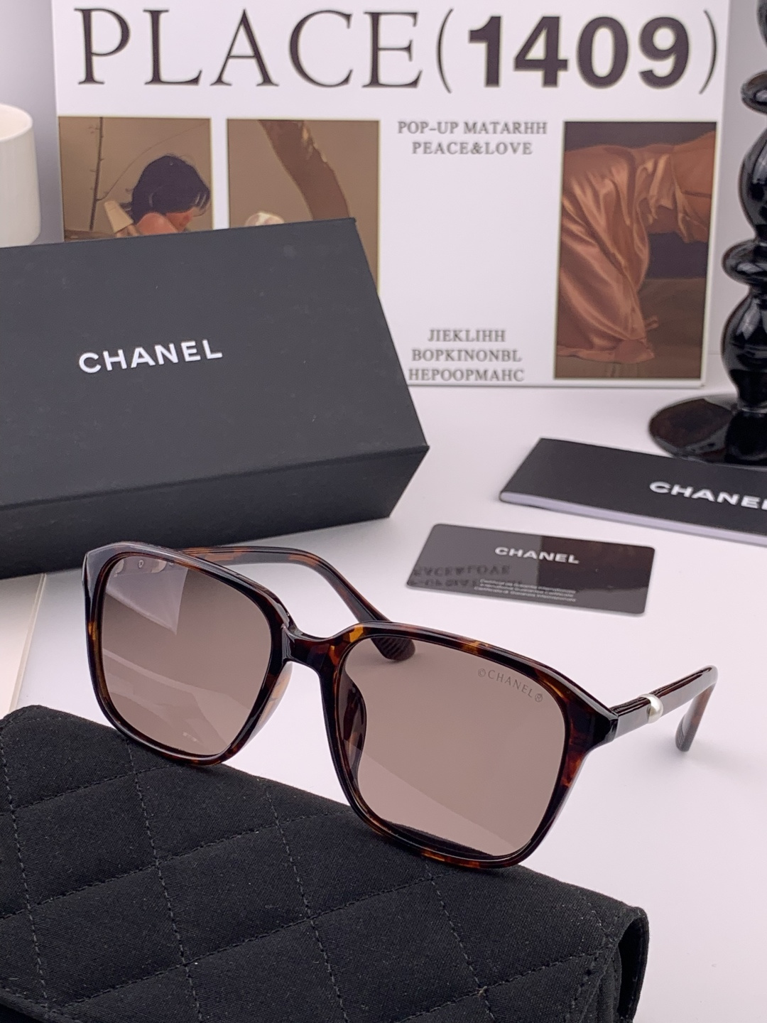 新品CHANEL 香奈儿太阳镜以独特魅力和前卫风格诠释春夏最新眼镜，以方框设计两边经典小香珍珠做点缀，中
