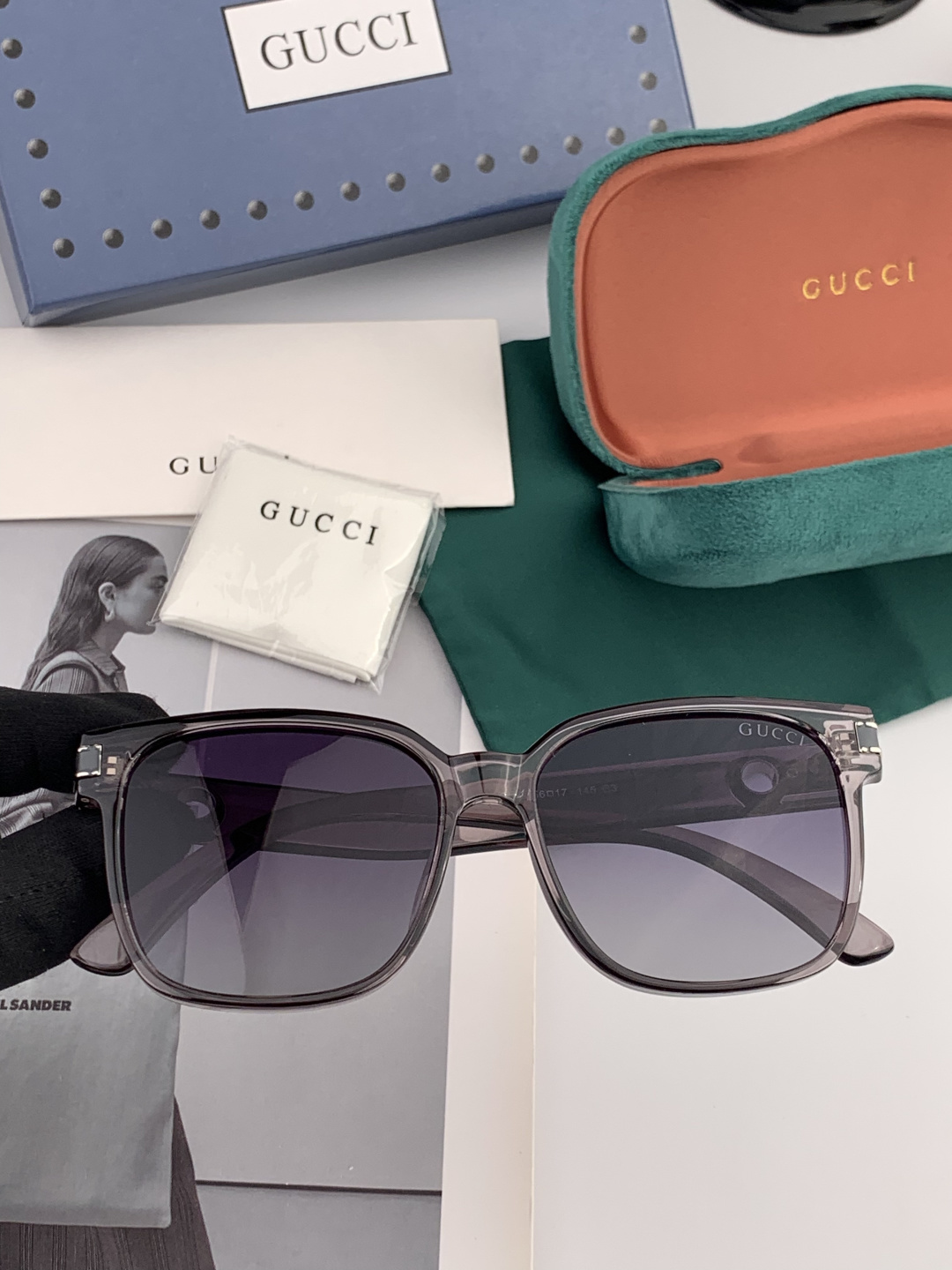 GUCCI 开春新款 最新款方框太阳镜 各路网红纷纷带起气场满分‼️ 俏皮甜美.上脸效果更佳.金属质感超