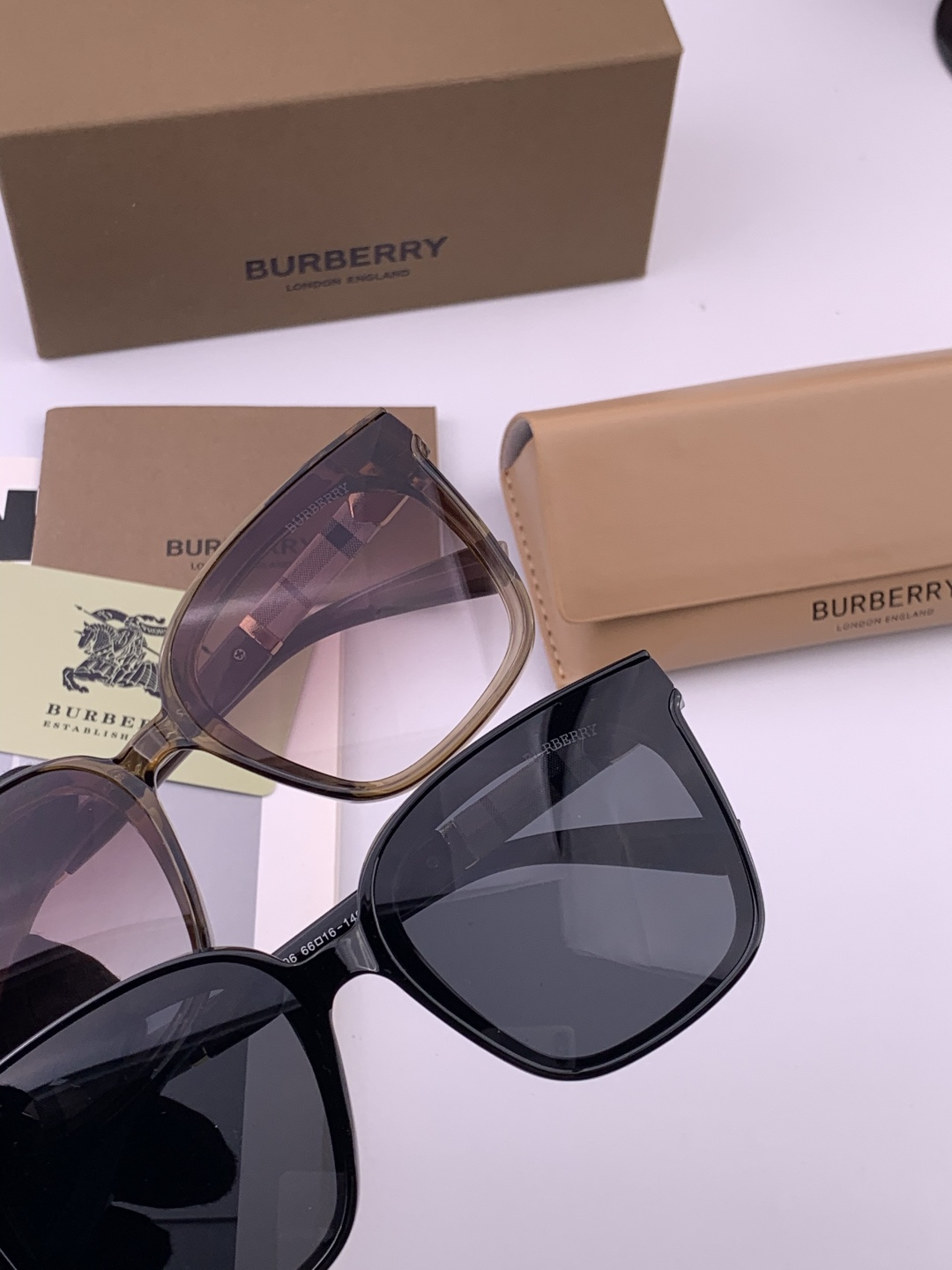 🎈原版出货 巴宝莉网红超爆款💙经典奢华全球风[强][酷][亲亲] 时尚方框太阳镜[得意] 气质非凡😄 经