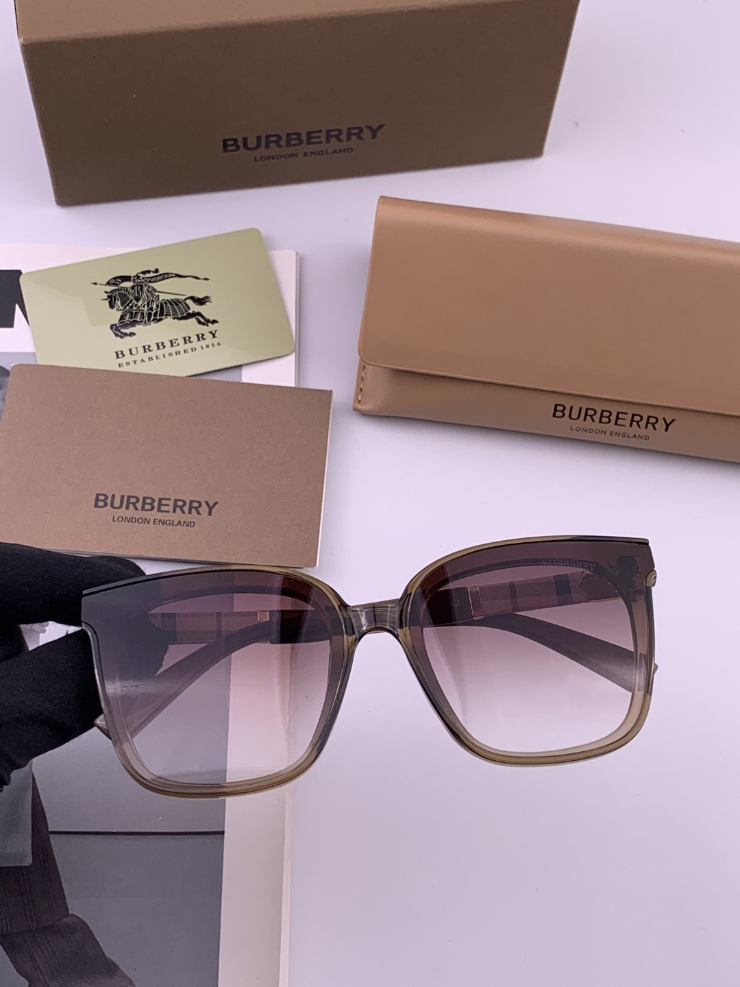 🎈原版出货 巴宝莉网红超爆款💙经典奢华全球风[强][酷][亲亲] 时尚方框太阳镜[得意] 气质非凡😄 经