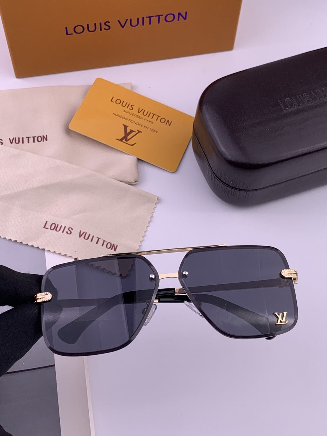 LV。高品质男女款”太阳镜。 开车钓鱼都可。百搭显瘦墨镜韩版男士飞行员大框司机开车防紫外线太阳镜，型号：