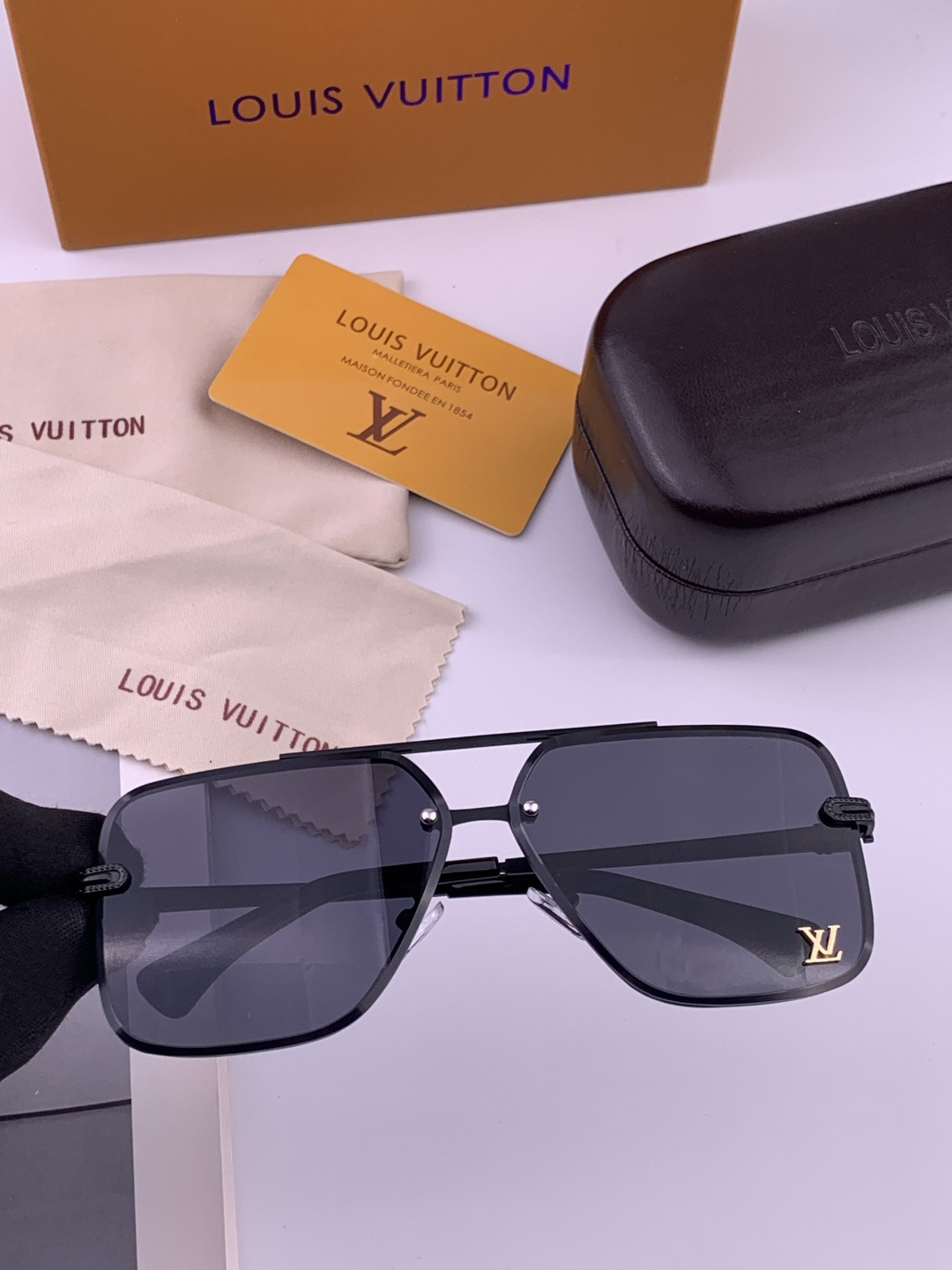 LV。高品质男女款”太阳镜。 开车钓鱼都可。百搭显瘦墨镜韩版男士飞行员大框司机开车防紫外线太阳镜，型号：