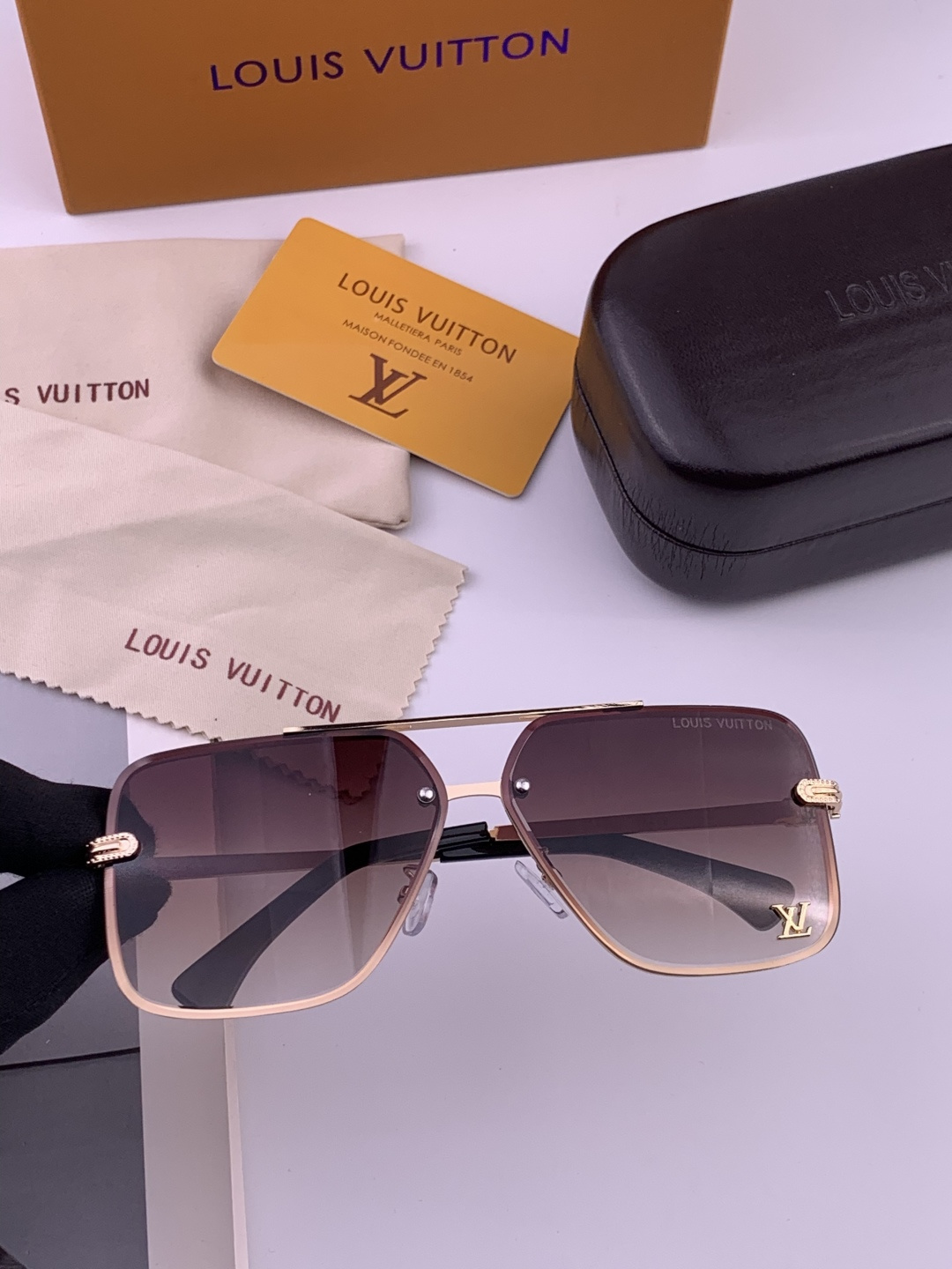 LV。高品质男女款”太阳镜。 开车钓鱼都可。百搭显瘦墨镜韩版男士飞行员大框司机开车防紫外线太阳镜，型号：