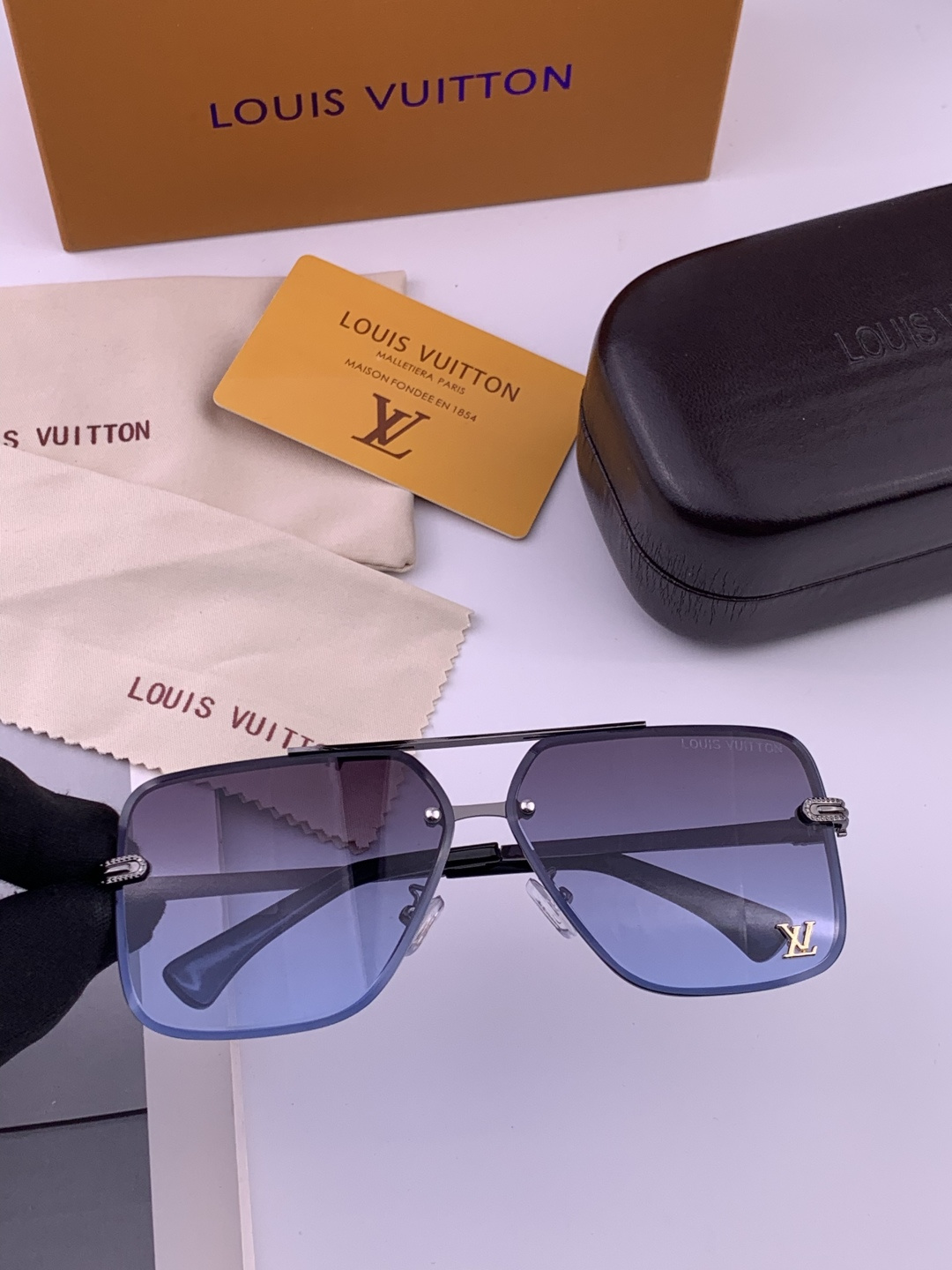 LV。高品质男女款”太阳镜。 开车钓鱼都可。百搭显瘦墨镜韩版男士飞行员大框司机开车防紫外线太阳镜，型号：