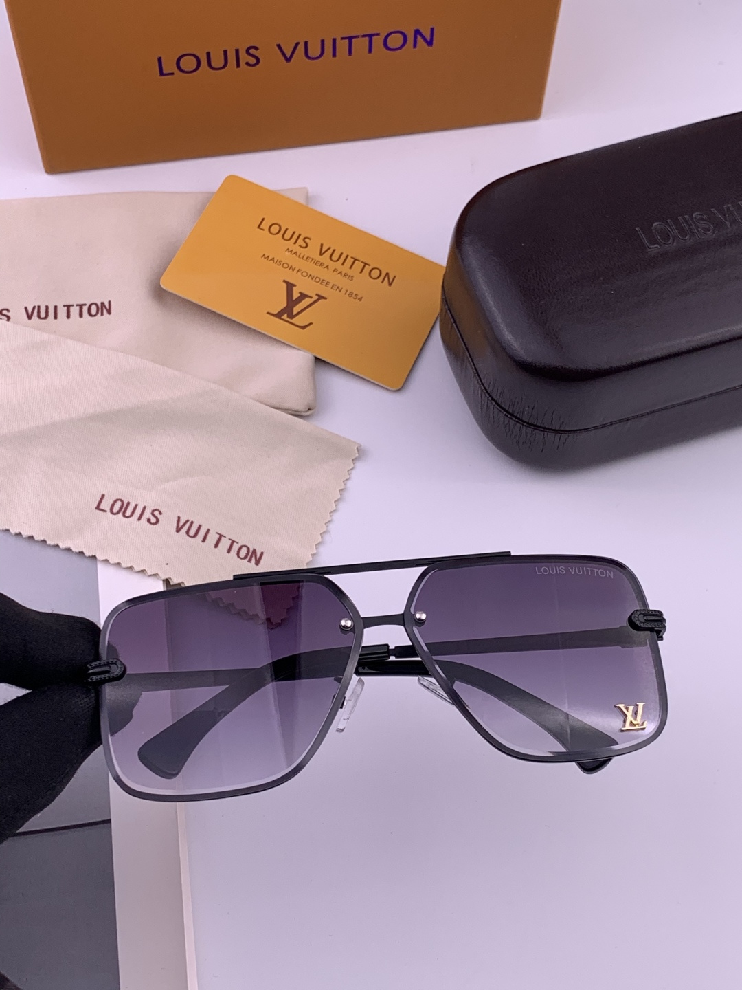 LV。高品质男女款”太阳镜。 开车钓鱼都可。百搭显瘦墨镜韩版男士飞行员大框司机开车防紫外线太阳镜，型号：