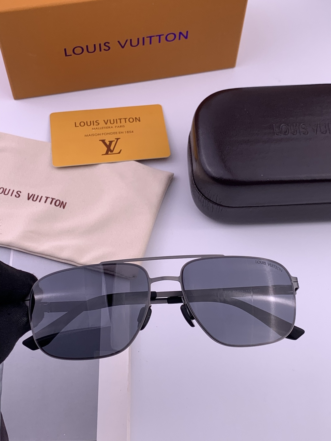 ♦️LV 新款男女情侣款太阳镜多边形墨镜iP电镀永不褪色 超轻超有弹性整幅眼镜无螺丝重要的是压不坏 高清