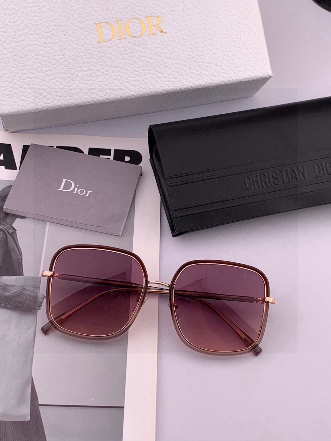 【偏光系列】 DIOR 经典的方框设计，不挑脸型，无论搭配大衣还是连衣裙都非常显气质偏光镜片预防紫外线 