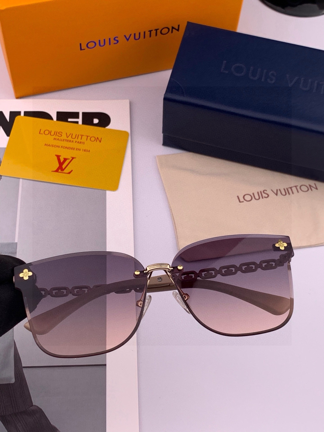 lv大框太阳镜墨镜经典的方框设计，不挑脸型，无论搭配大衣还是连衣裙都非常显气质尼龙镜片预防紫外线 型号：