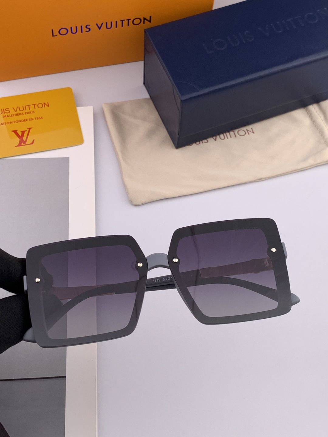 【TR偏光系列】lv大框太阳镜墨镜经典的方框设计，不挑脸型，无论搭配大衣还是连衣裙都非常显气质偏光镜片预