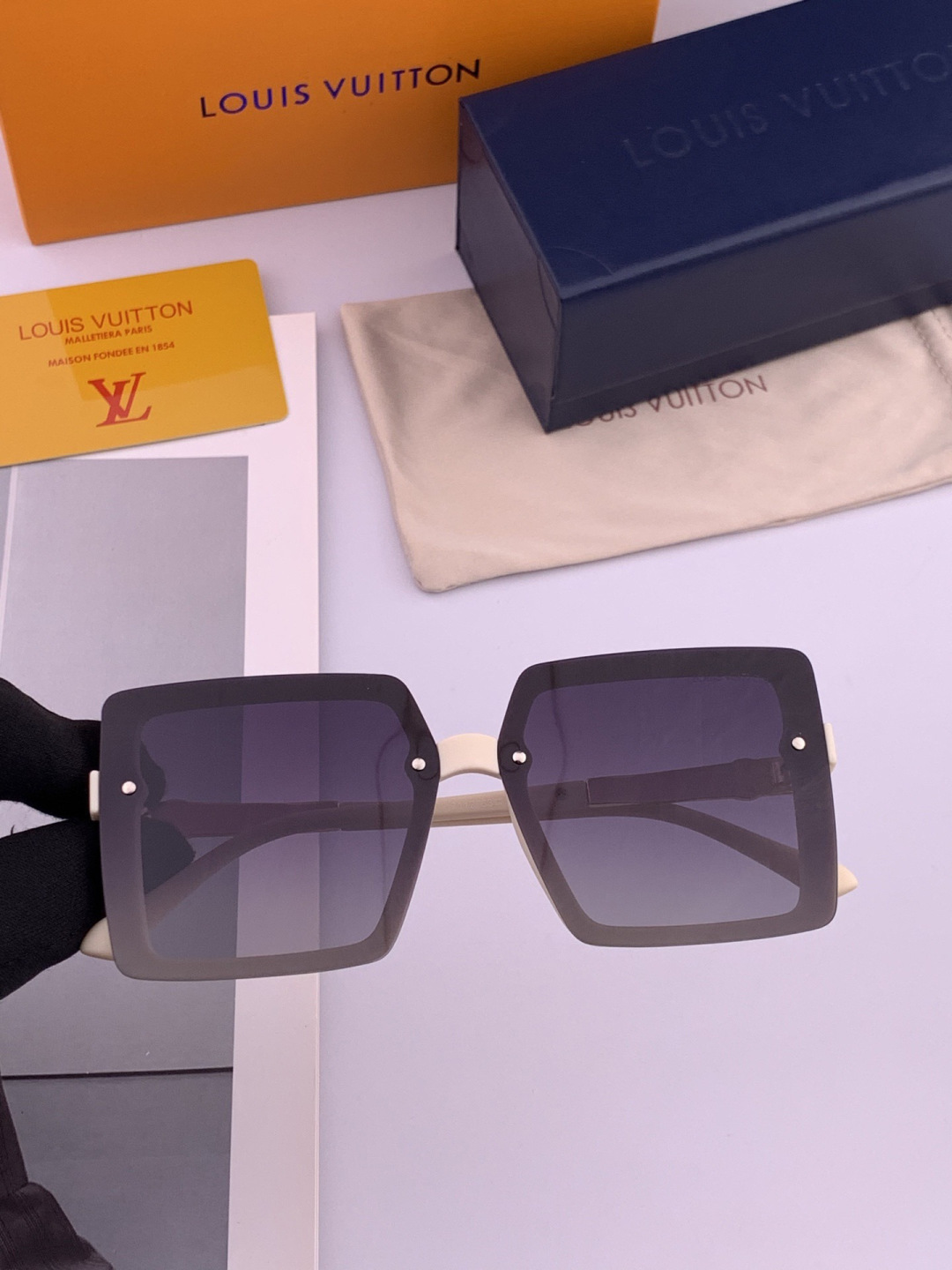 【TR偏光系列】lv大框太阳镜墨镜经典的方框设计，不挑脸型，无论搭配大衣还是连衣裙都非常显气质偏光镜片预