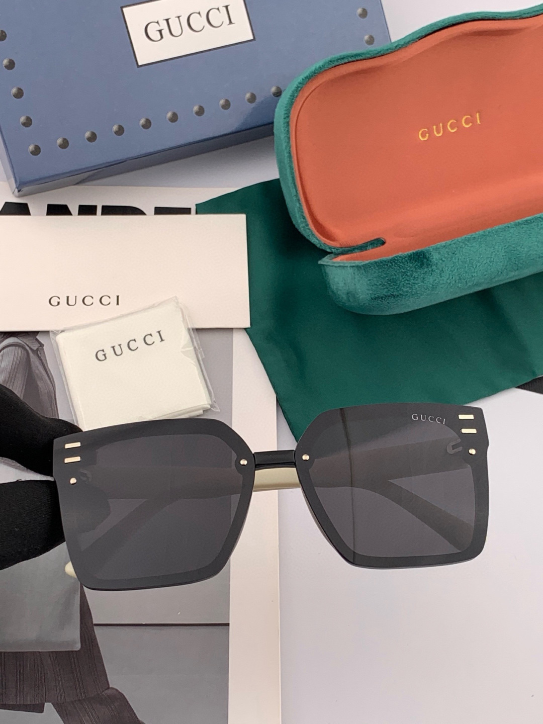 Gucci 经典的方框设计，不挑脸型，无论搭配大衣还是连衣裙都非常显气质尼龙偏光镜片预防紫外线 型号：G