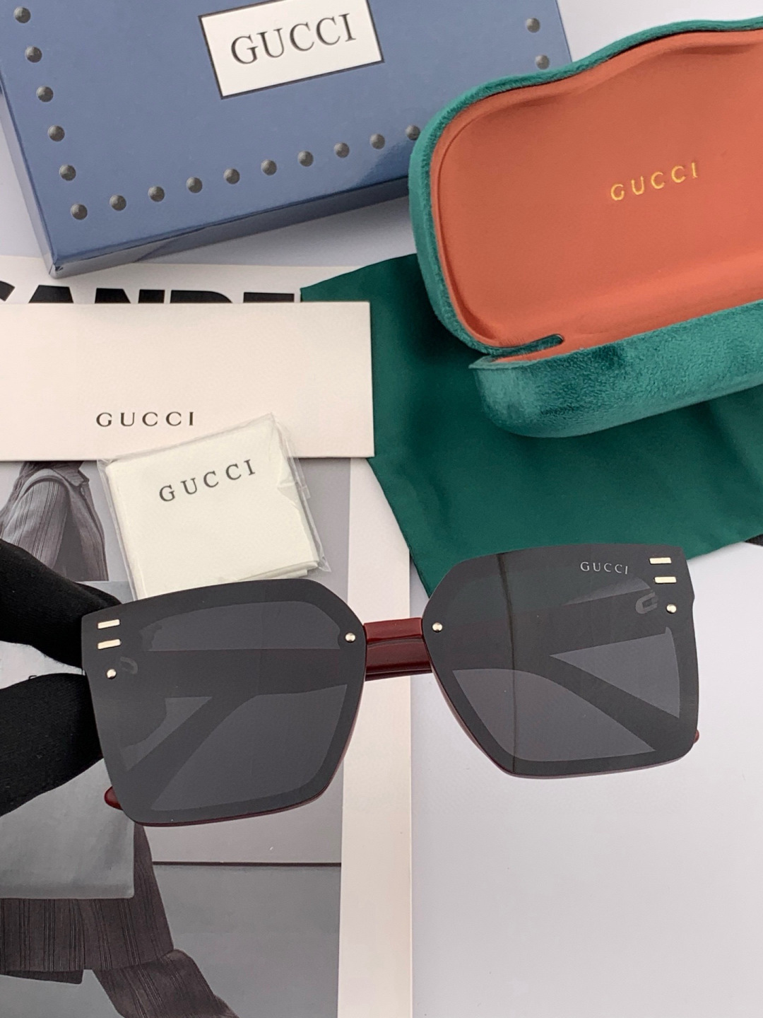 Gucci 经典的方框设计，不挑脸型，无论搭配大衣还是连衣裙都非常显气质尼龙偏光镜片预防紫外线 型号：G