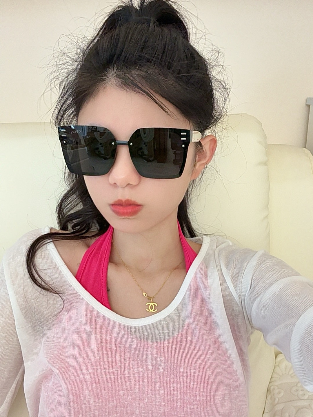 Gucci 经典的方框设计，不挑脸型，无论搭配大衣还是连衣裙都非常显气质尼龙偏光镜片预防紫外线 型号：G