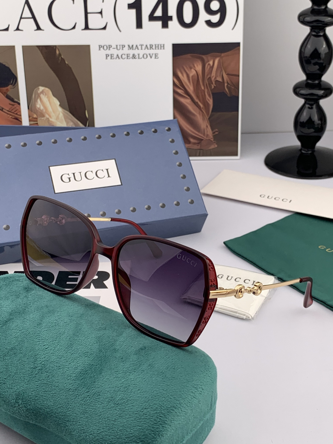 Gucci墨镜新款 。 方框设计再优雅的同时还能在视觉上修饰脸型，敲显脸小，不挑脸型 复古的马衔扣配上独