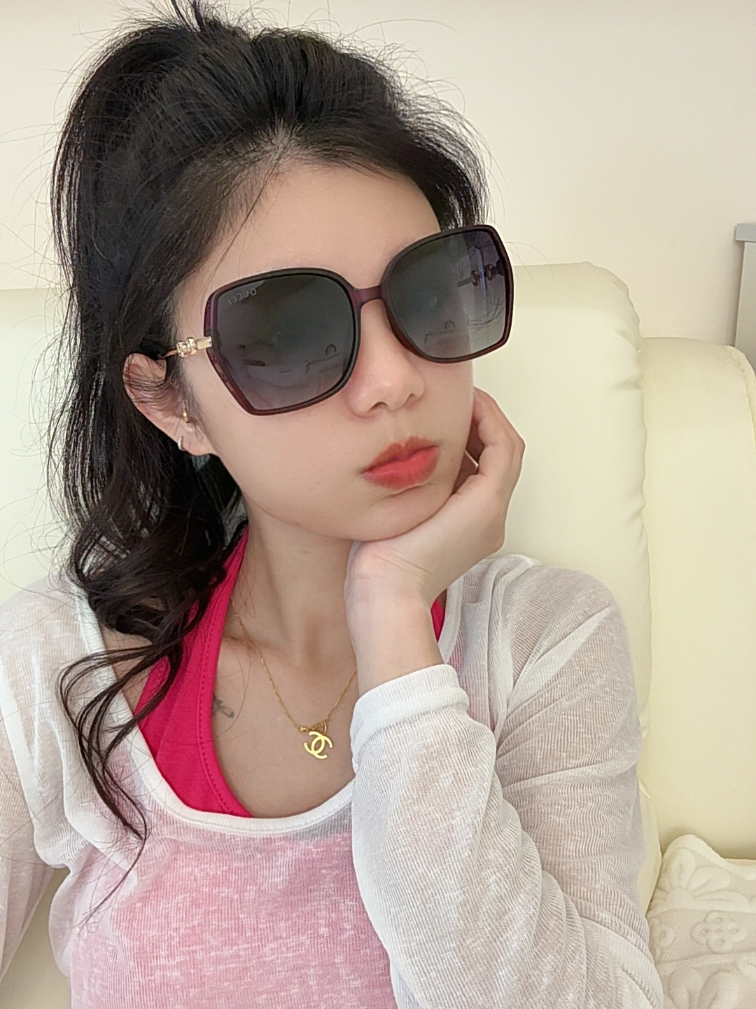 Gucci墨镜新款 。 方框设计再优雅的同时还能在视觉上修饰脸型，敲显脸小，不挑脸型 复古的马衔扣配上独