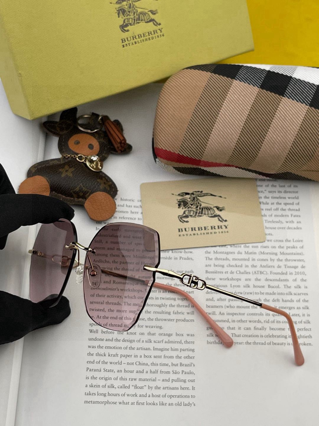 巴宝莉太阳镜墨镜经典设计，不挑脸型，无论搭配大衣还是连衣裙都非常显气质预防紫外线 型号：B0731