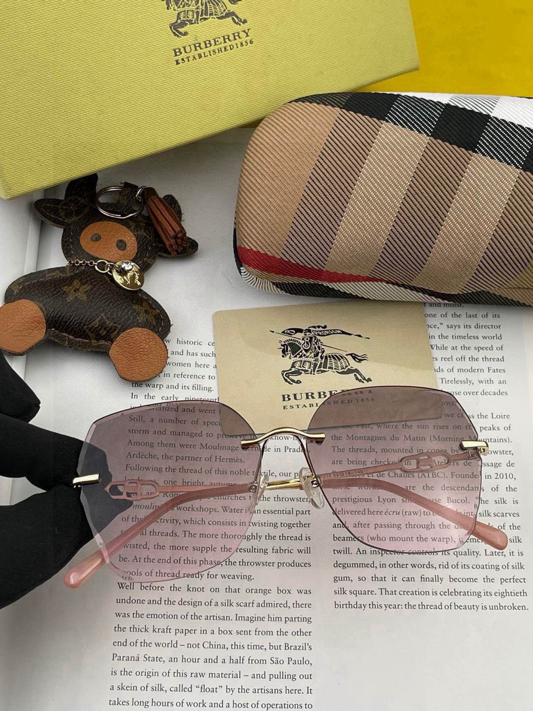 巴宝莉太阳镜墨镜经典设计，不挑脸型，无论搭配大衣还是连衣裙都非常显气质预防紫外线 型号：B0731