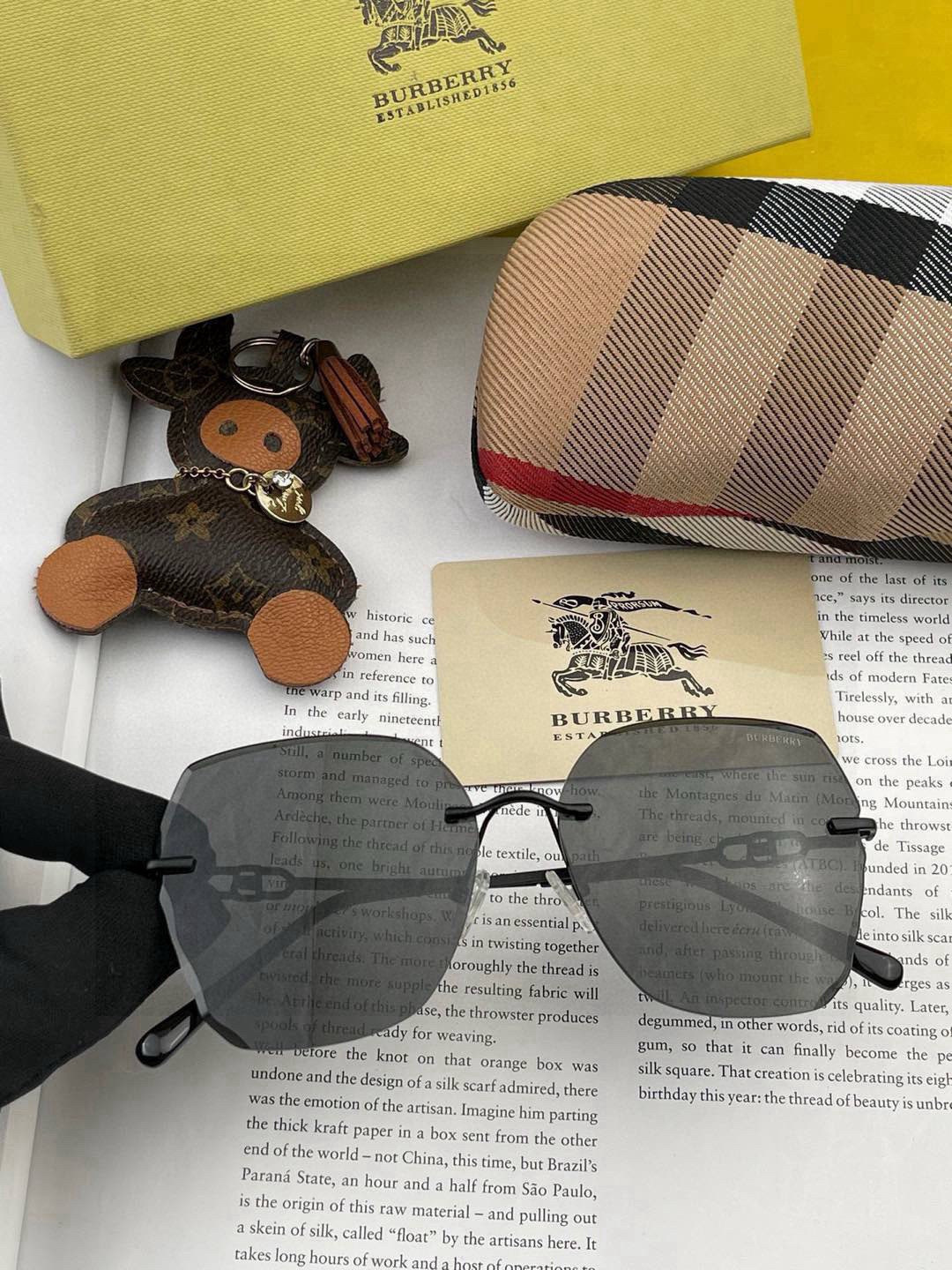 巴宝莉太阳镜墨镜经典设计，不挑脸型，无论搭配大衣还是连衣裙都非常显气质预防紫外线 型号：B0731