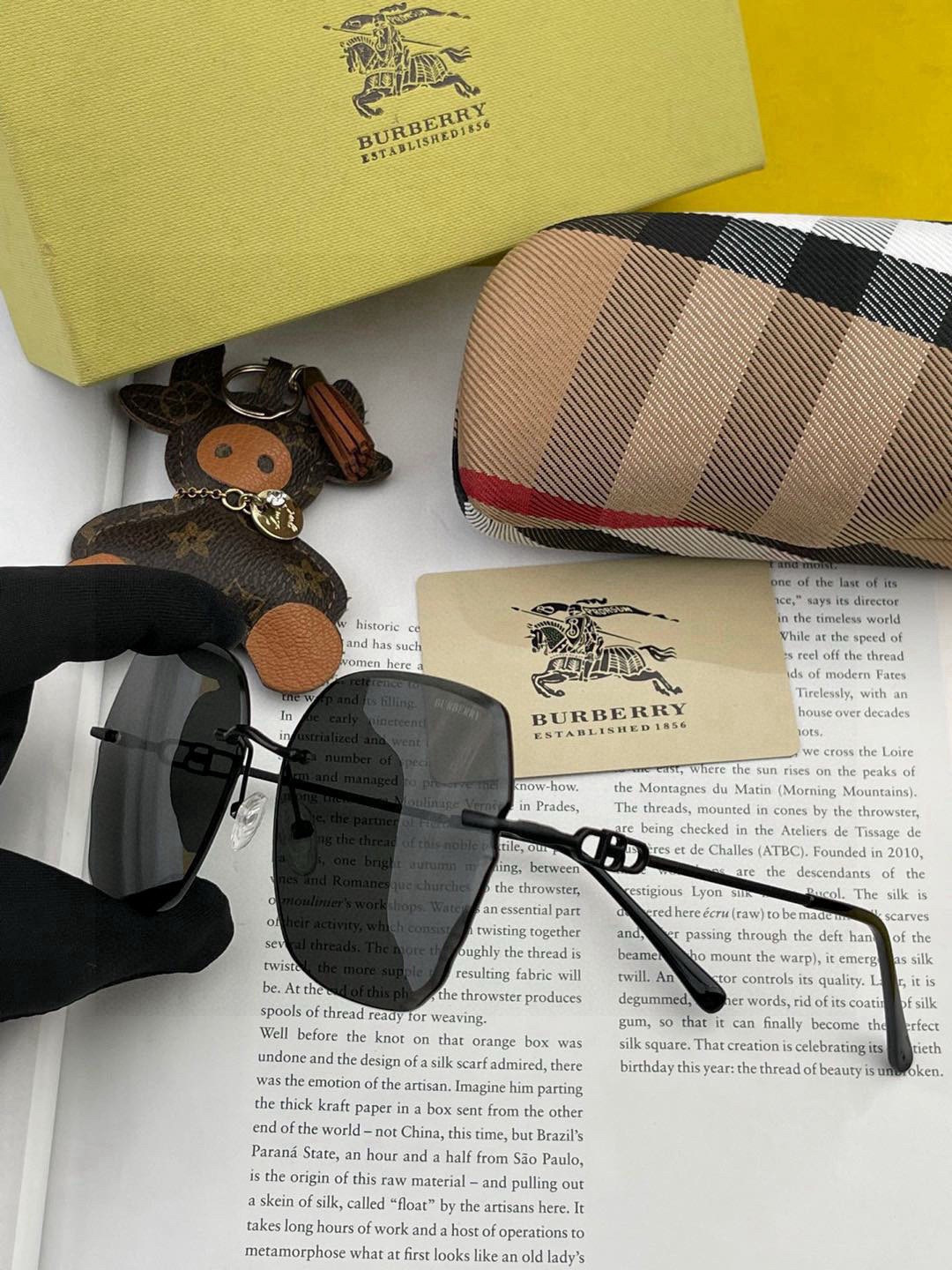 巴宝莉太阳镜墨镜经典设计，不挑脸型，无论搭配大衣还是连衣裙都非常显气质预防紫外线 型号：B0731