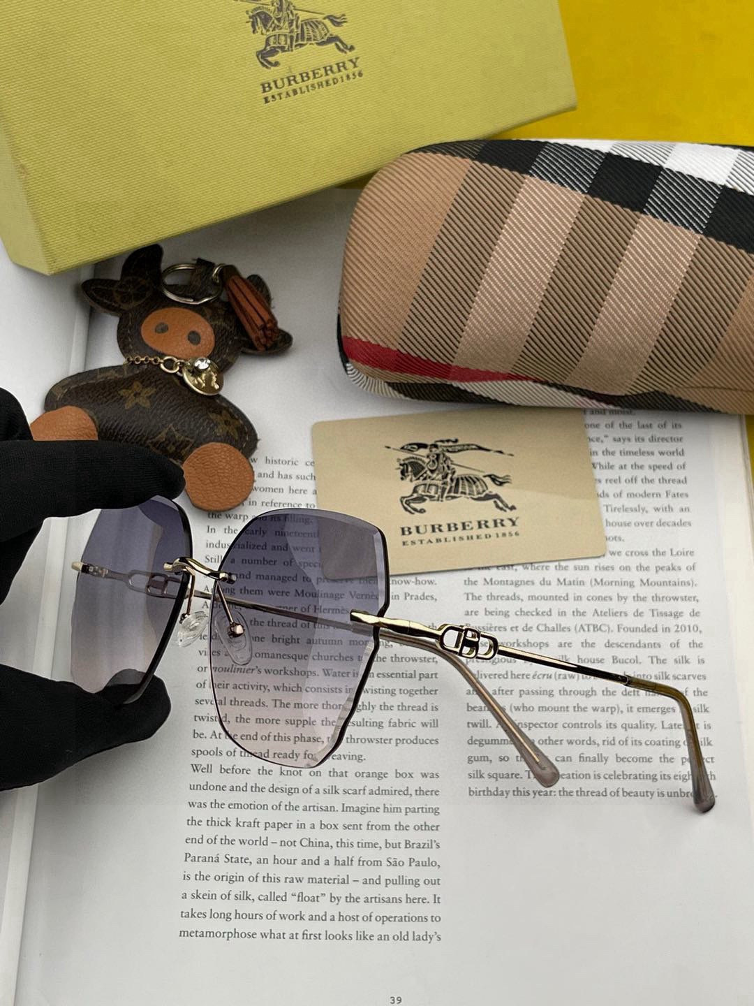 巴宝莉太阳镜墨镜经典设计，不挑脸型，无论搭配大衣还是连衣裙都非常显气质预防紫外线 型号：B0731