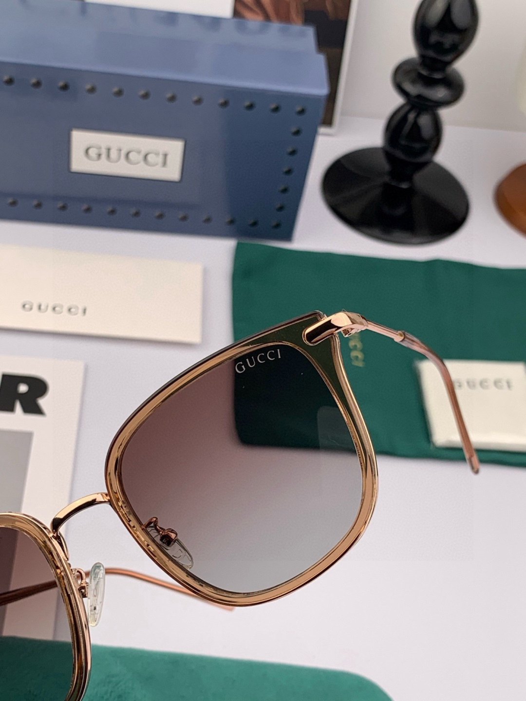 Gucci 经典的方框设计，不挑脸型，无论搭配大衣还是连衣裙都非常显气质偏光镜片预防紫外线 型号：G62