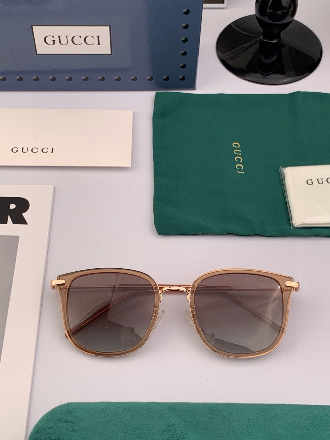 Gucci 经典的方框设计，不挑脸型，无论搭配大衣还是连衣裙都非常显气质偏光镜片预防紫外线 型号：G62