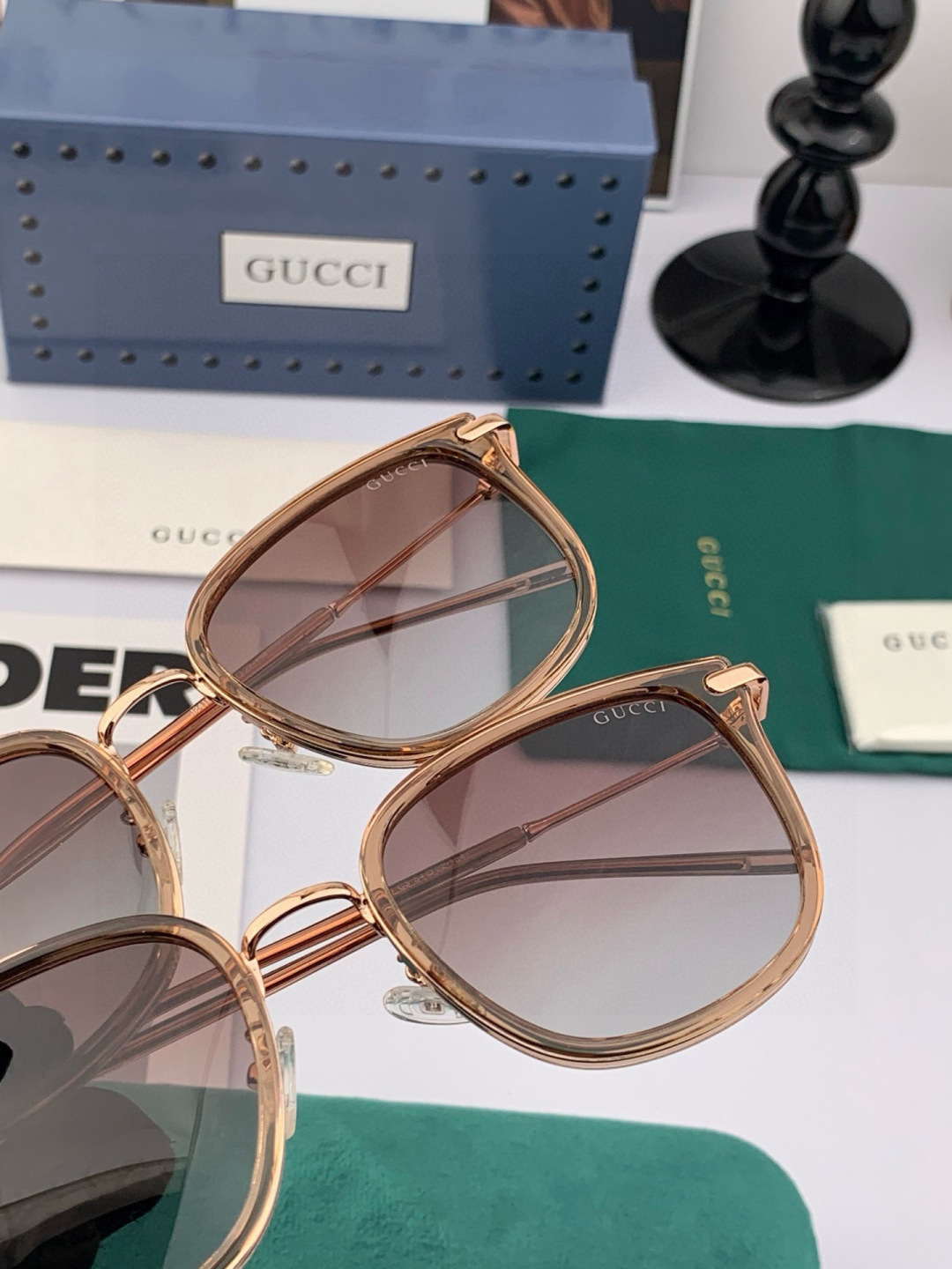 Gucci 经典的方框设计，不挑脸型，无论搭配大衣还是连衣裙都非常显气质偏光镜片预防紫外线 型号：G62