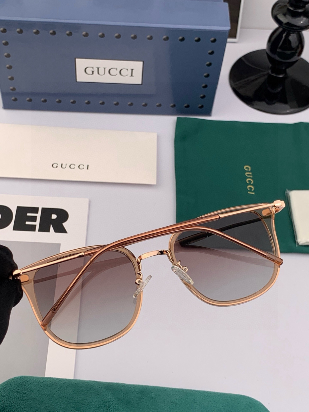 Gucci 经典的方框设计，不挑脸型，无论搭配大衣还是连衣裙都非常显气质偏光镜片预防紫外线 型号：G62