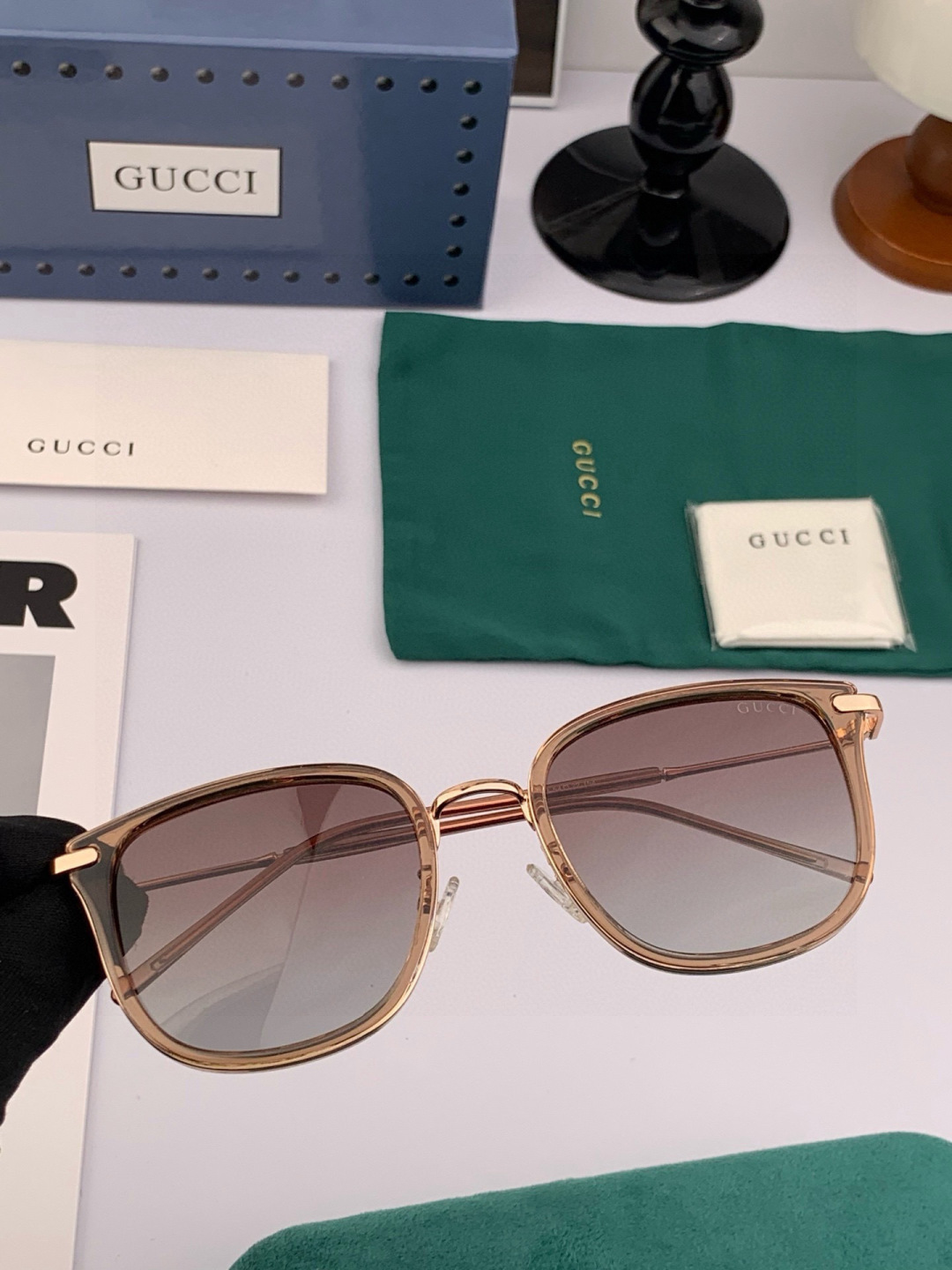 Gucci 经典的方框设计，不挑脸型，无论搭配大衣还是连衣裙都非常显气质偏光镜片预防紫外线 型号：G62