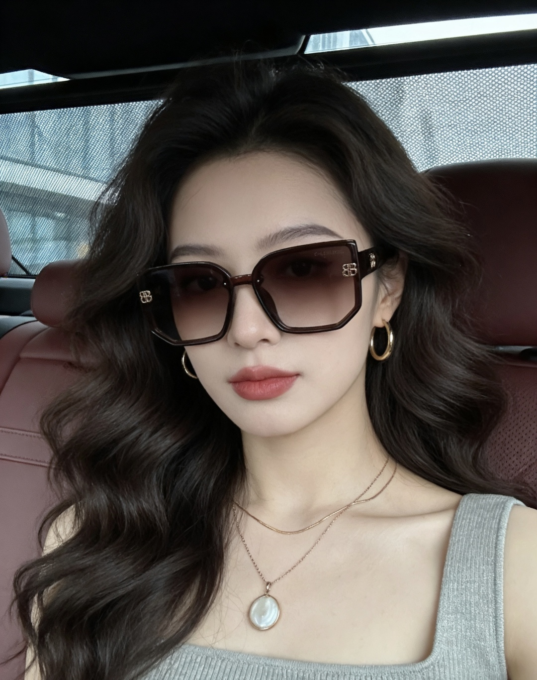 小红书超火。的一款墨镜BALENCIAGA巴黎世家 春夏新款太阳镜 镜腿金属双B字母logo设计让人一眼