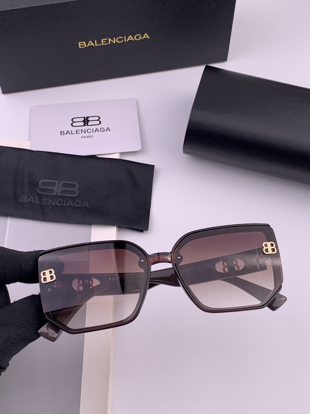 小红书超火。的一款墨镜BALENCIAGA巴黎世家 春夏新款太阳镜 镜腿金属双B字母logo设计让人一眼
