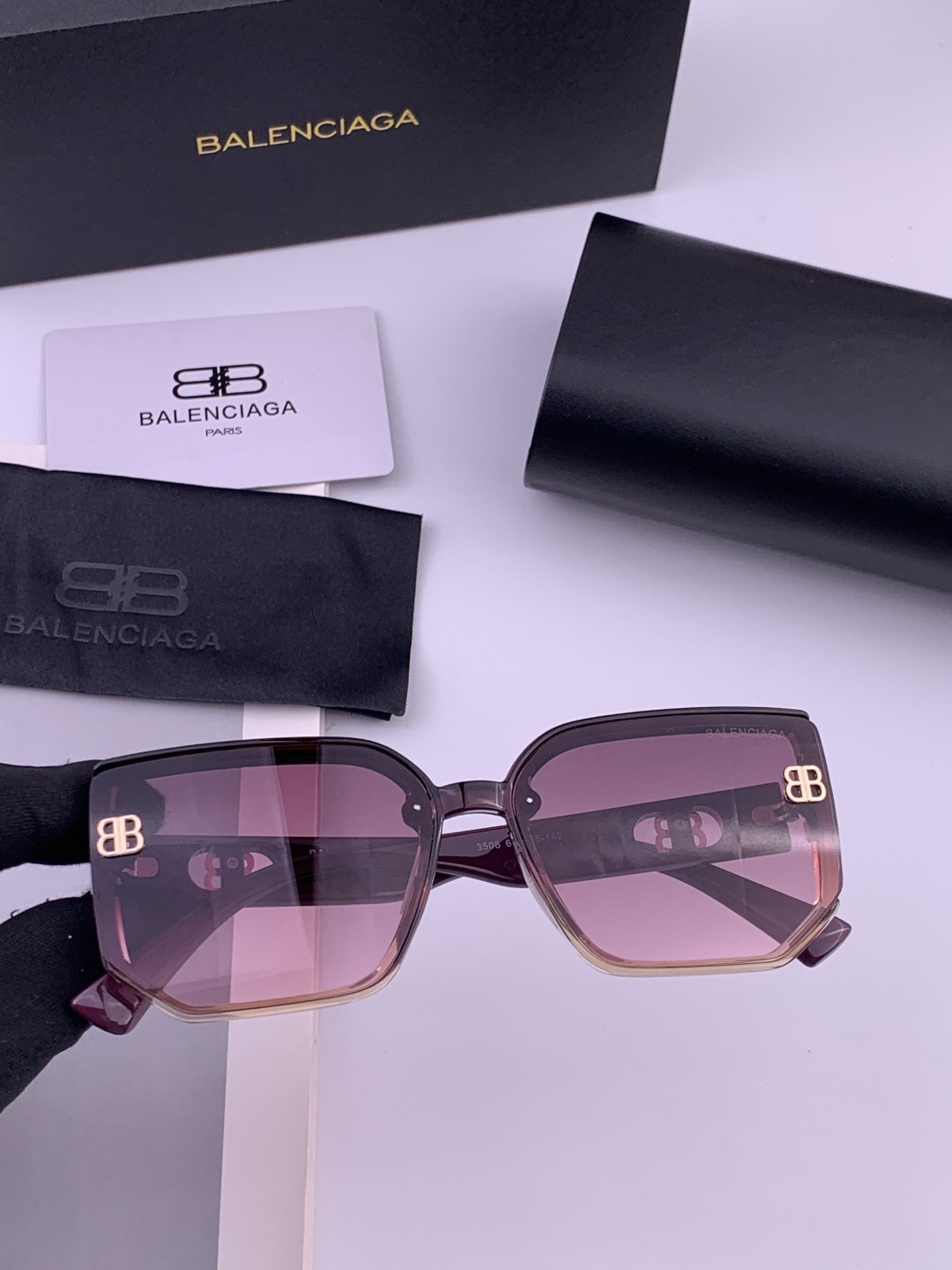 小红书超火。的一款墨镜BALENCIAGA巴黎世家 春夏新款太阳镜 镜腿金属双B字母logo设计让人一眼