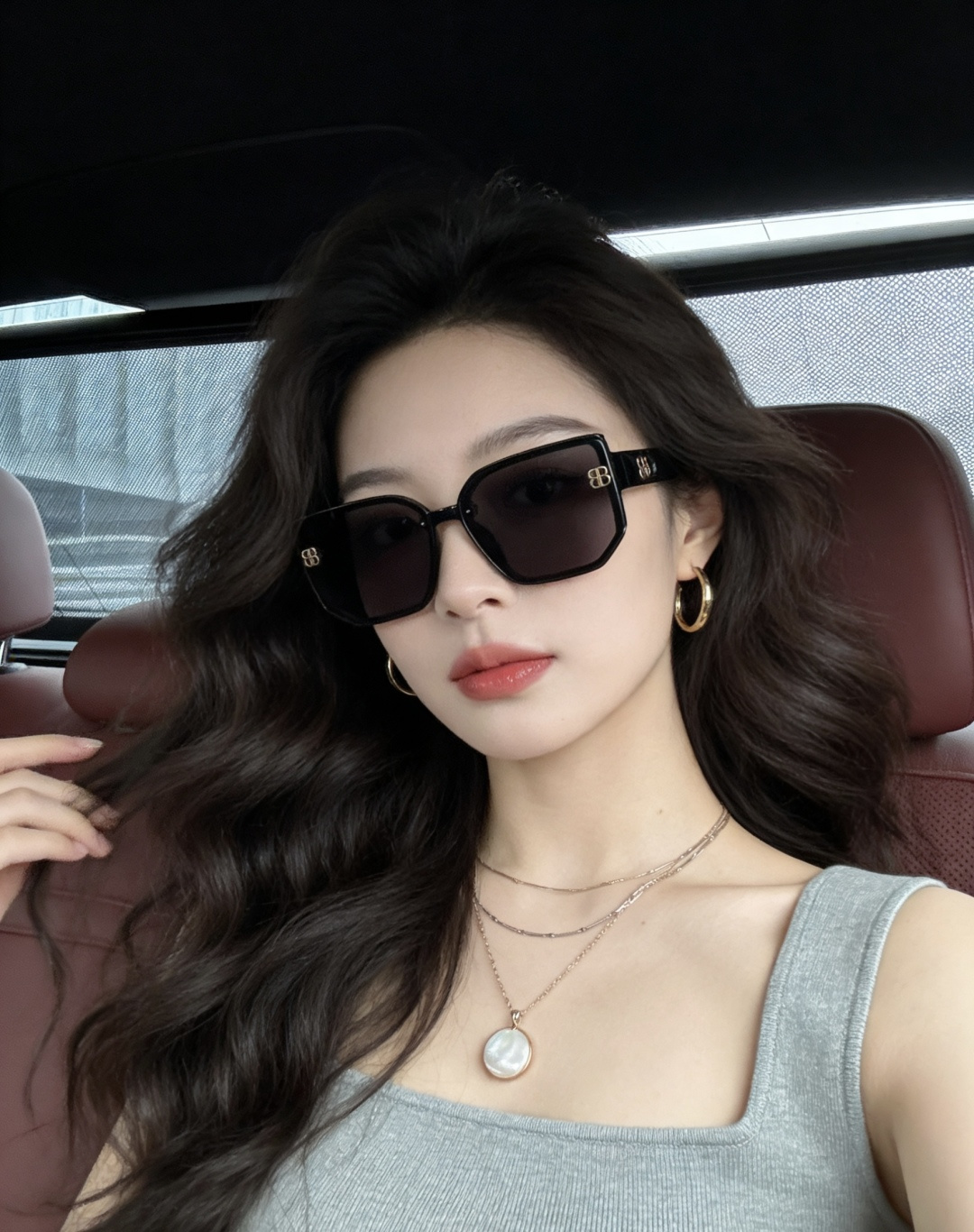 小红书超火。的一款墨镜BALENCIAGA巴黎世家 春夏新款太阳镜 镜腿金属双B字母logo设计让人一眼