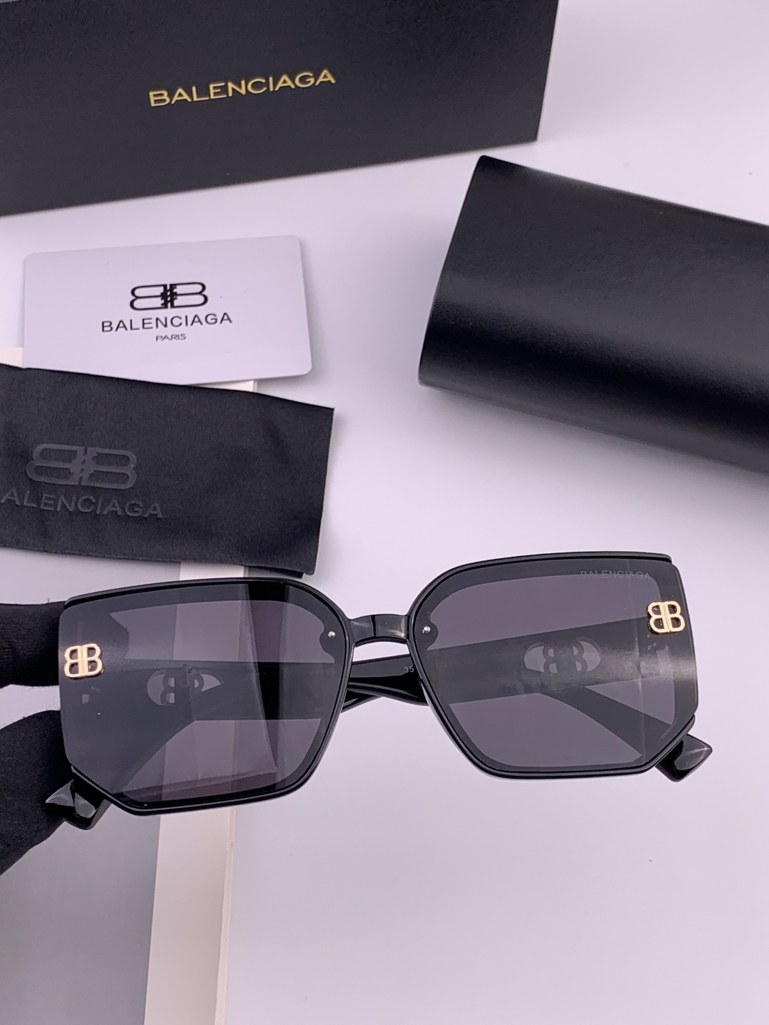 小红书超火。的一款墨镜BALENCIAGA巴黎世家 春夏新款太阳镜 镜腿金属双B字母logo设计让人一眼