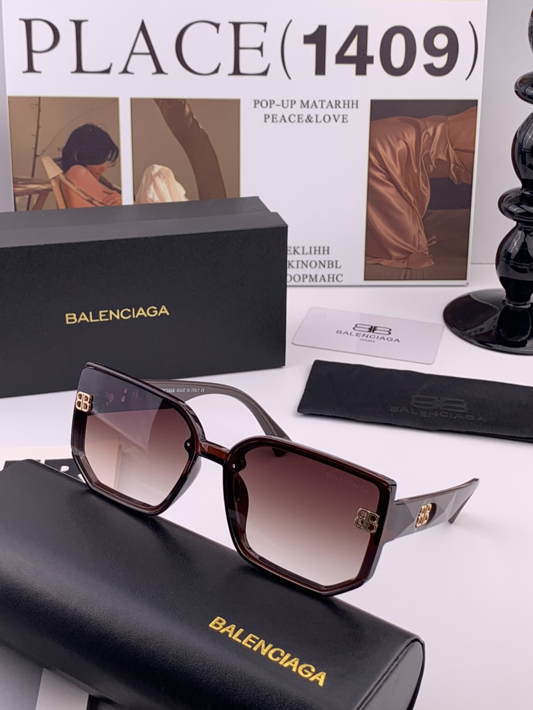 小红书超火。的一款墨镜BALENCIAGA巴黎世家 春夏新款太阳镜 镜腿金属双B字母logo设计让人一眼