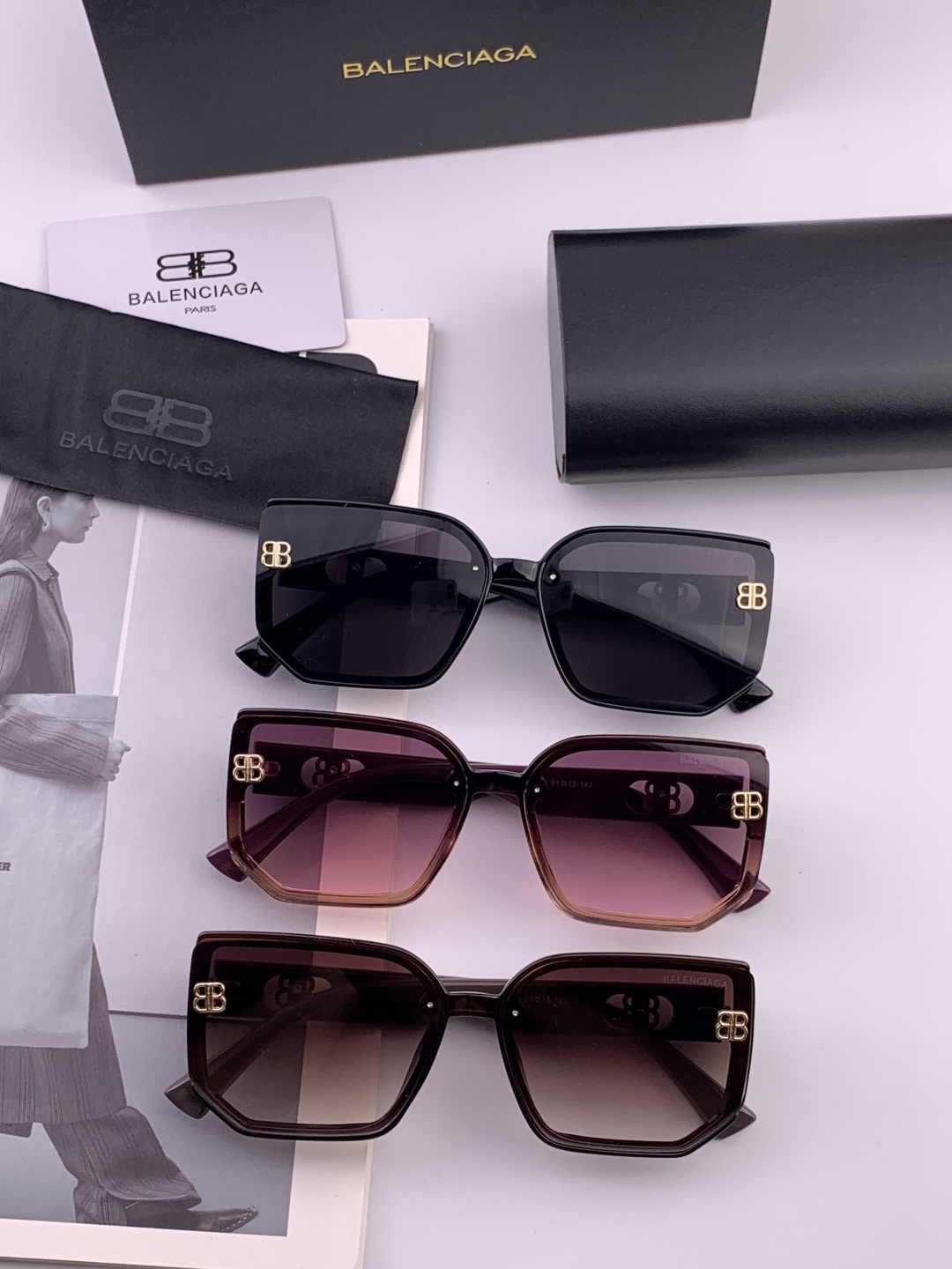 小红书超火。的一款墨镜BALENCIAGA巴黎世家 春夏新款太阳镜 镜腿金属双B字母logo设计让人一眼