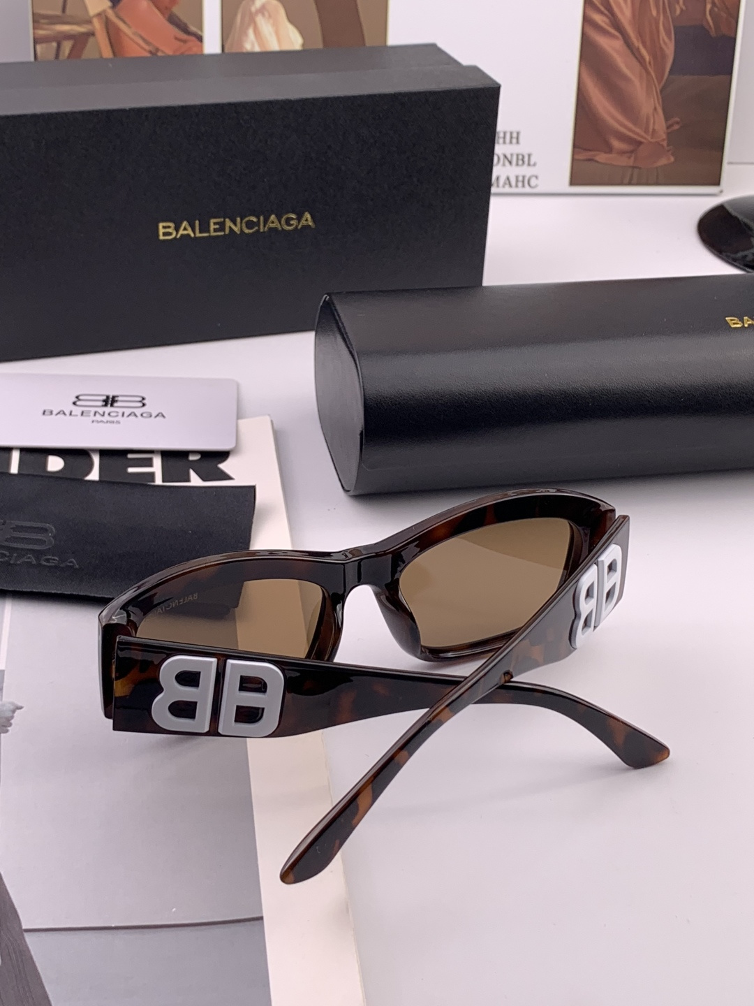 小红书超火。的一款高清偏光太阳镜BALENCIAGA巴黎世家2021春夏新款太阳镜 镜腿金属双B字母lo