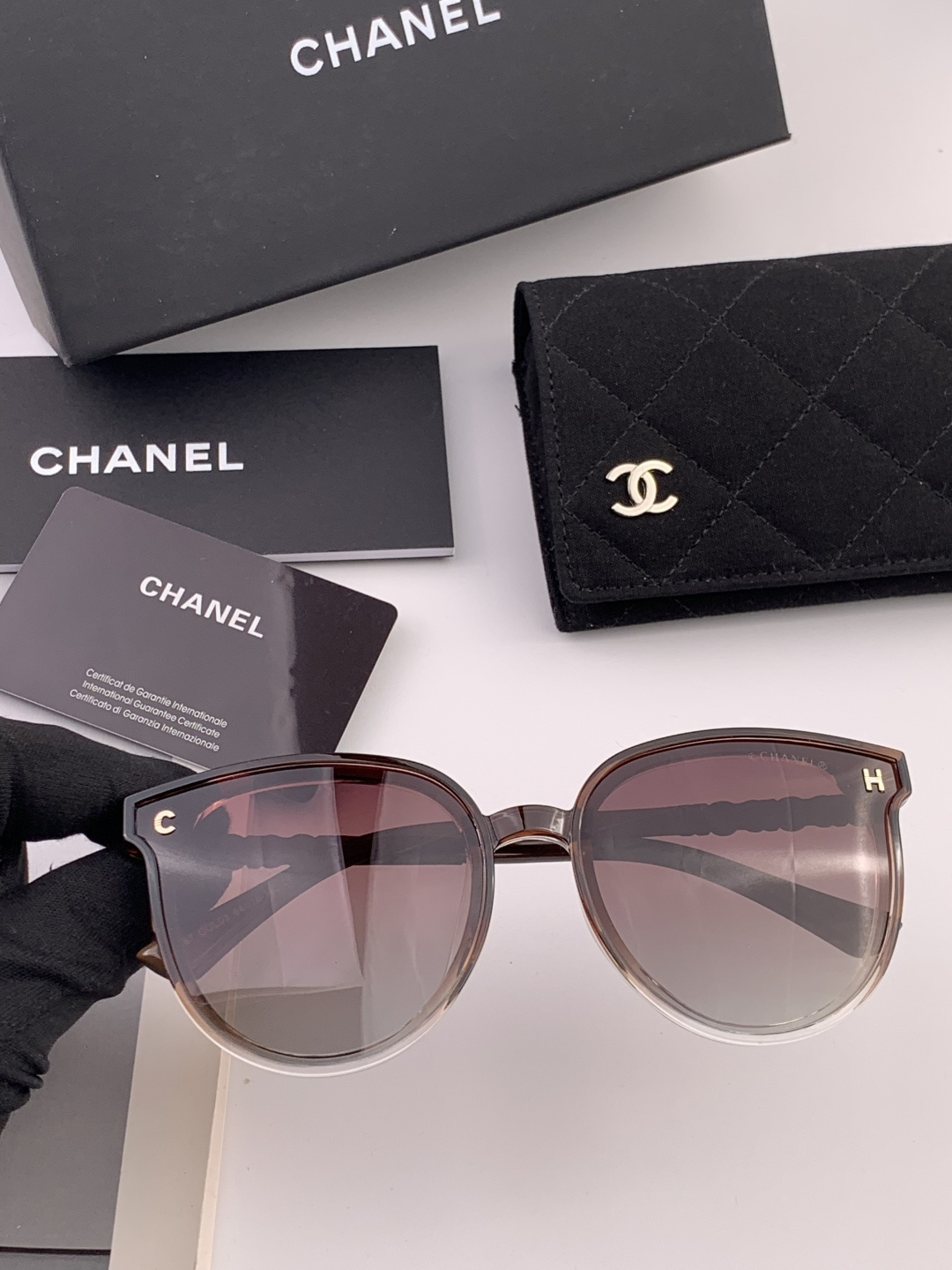 🔺CHANEL🔻官方早春新款，众多明星同款[色]香奈儿‼️‼️新款珍珠大框偏光墨镜 ，🌈🌈宝丽来超清偏光