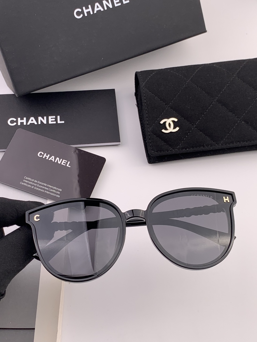 🔺CHANEL🔻官方早春新款，众多明星同款[色]香奈儿‼️‼️新款珍珠大框偏光墨镜 ，🌈🌈宝丽来超清偏光