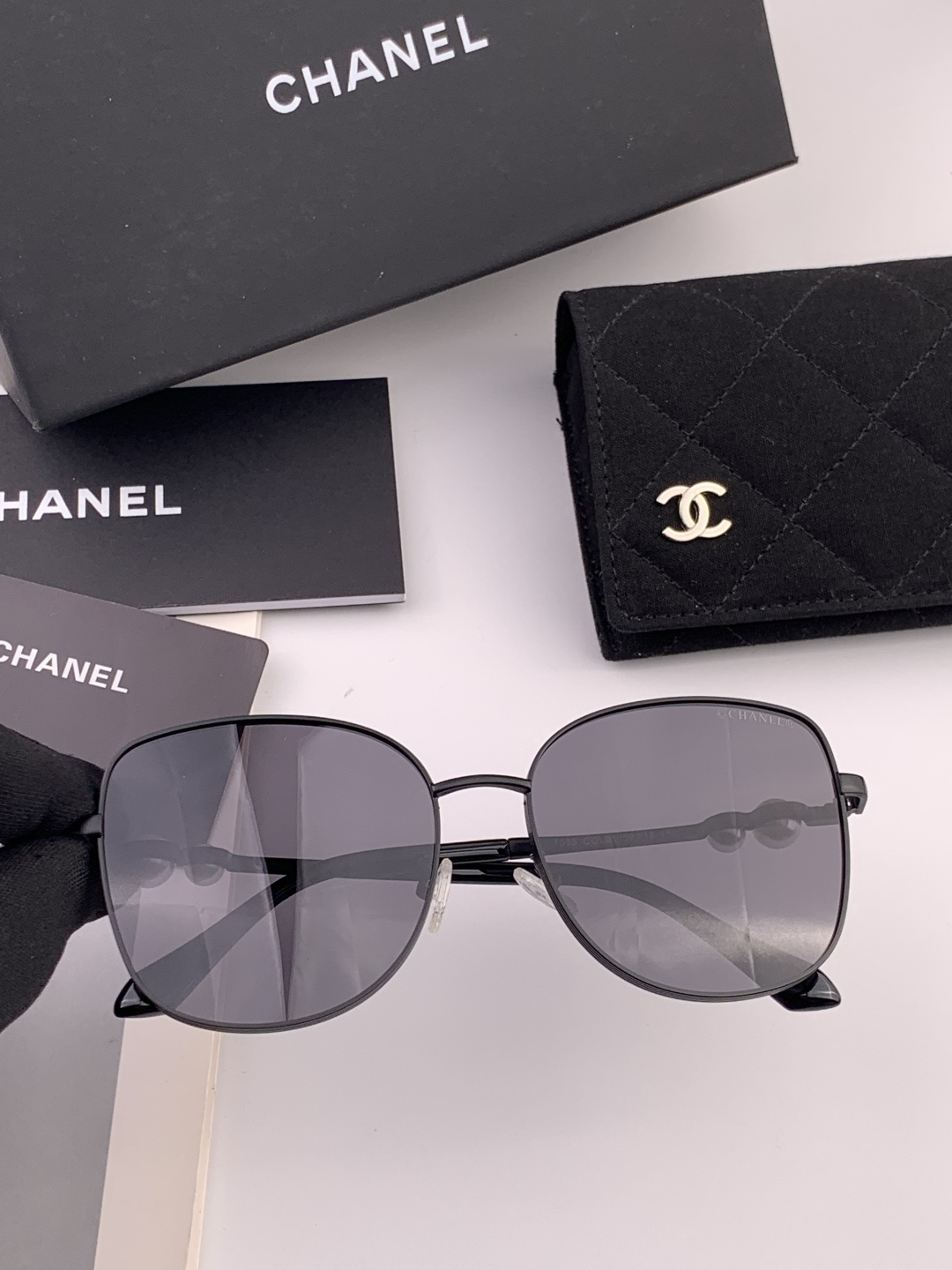 🔺CHANEL🔻官方早春新款，众多明星同款[色]香奈儿‼️‼️新款珍珠大框偏光墨镜 ，🌈🌈宝丽来超清偏光