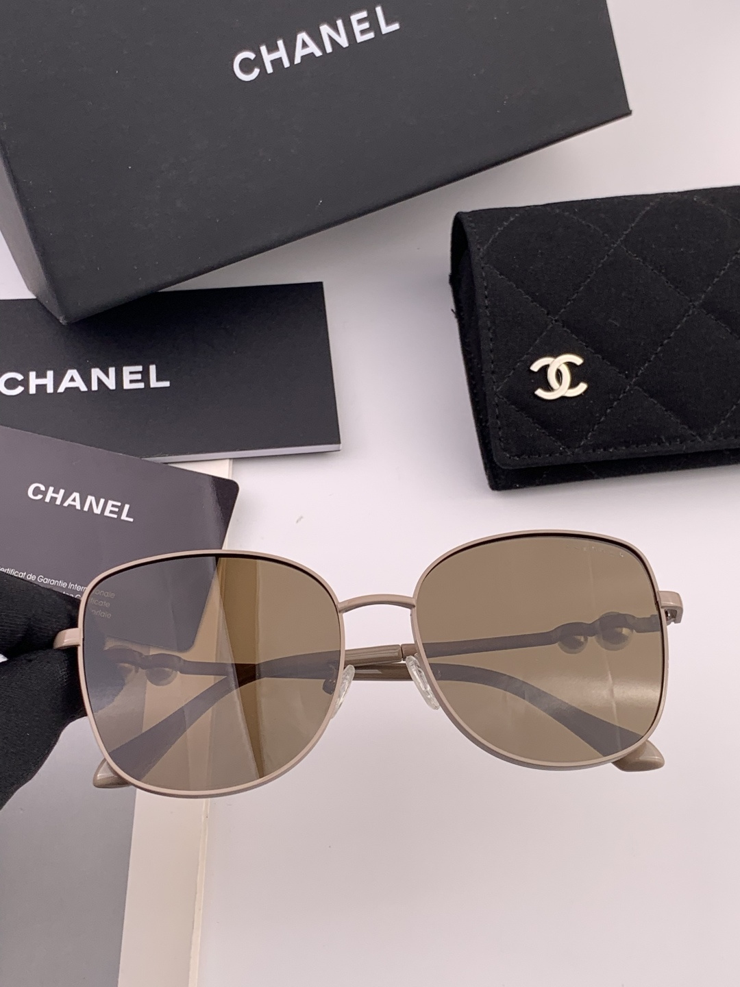 🔺CHANEL🔻官方早春新款，众多明星同款[色]香奈儿‼️‼️新款珍珠大框偏光墨镜 ，🌈🌈宝丽来超清偏光