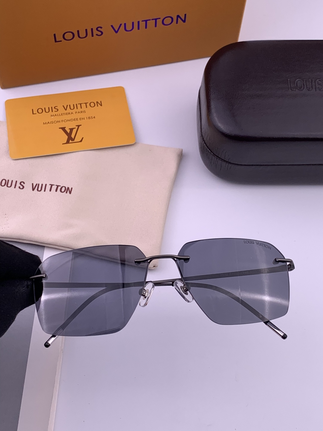 LV 男款炫彩飞行员偏光太阳镜 ❤️材质：高清尼龙加厚卡槽高清偏光镜片 🌹无边框镜架💕颜👍型号：L225