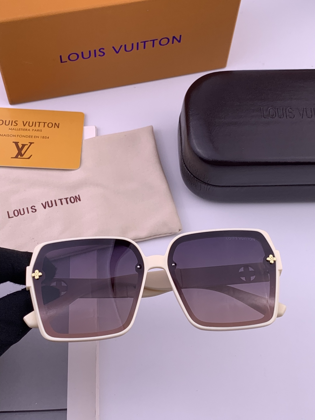 LV 年开春新款 潮流爆款 时尚方框太阳镜 高品质 佩戴舒适 网红潮款墨镜 型号L2200