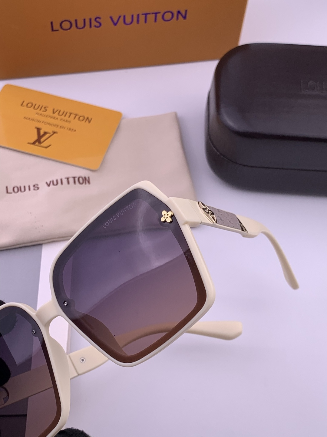 LV 年开春新款 潮流爆款 时尚方框太阳镜 高品质 佩戴舒适 网红潮款墨镜 型号L2200